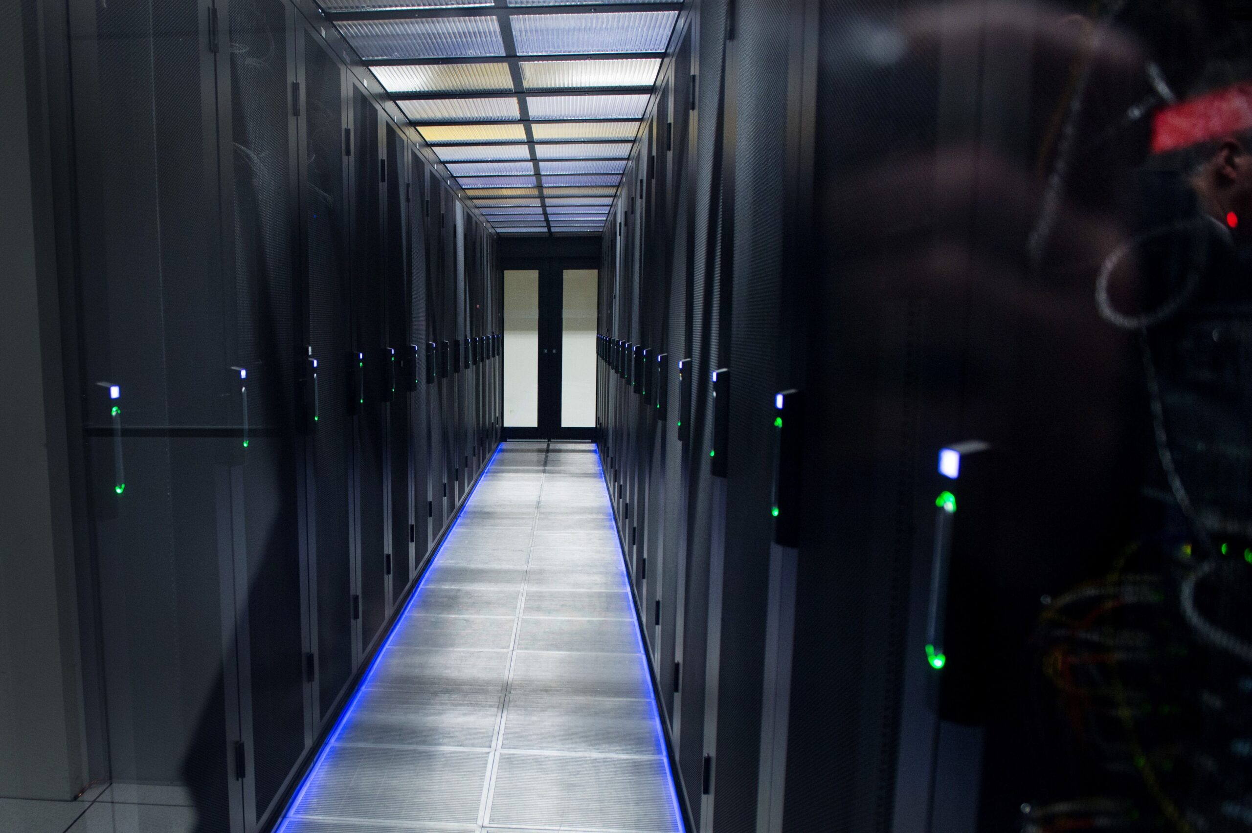 Blick in einen Serverraum im Rechenzentrum von Equinix Paris in Pantin. © Chamussy/SIPA