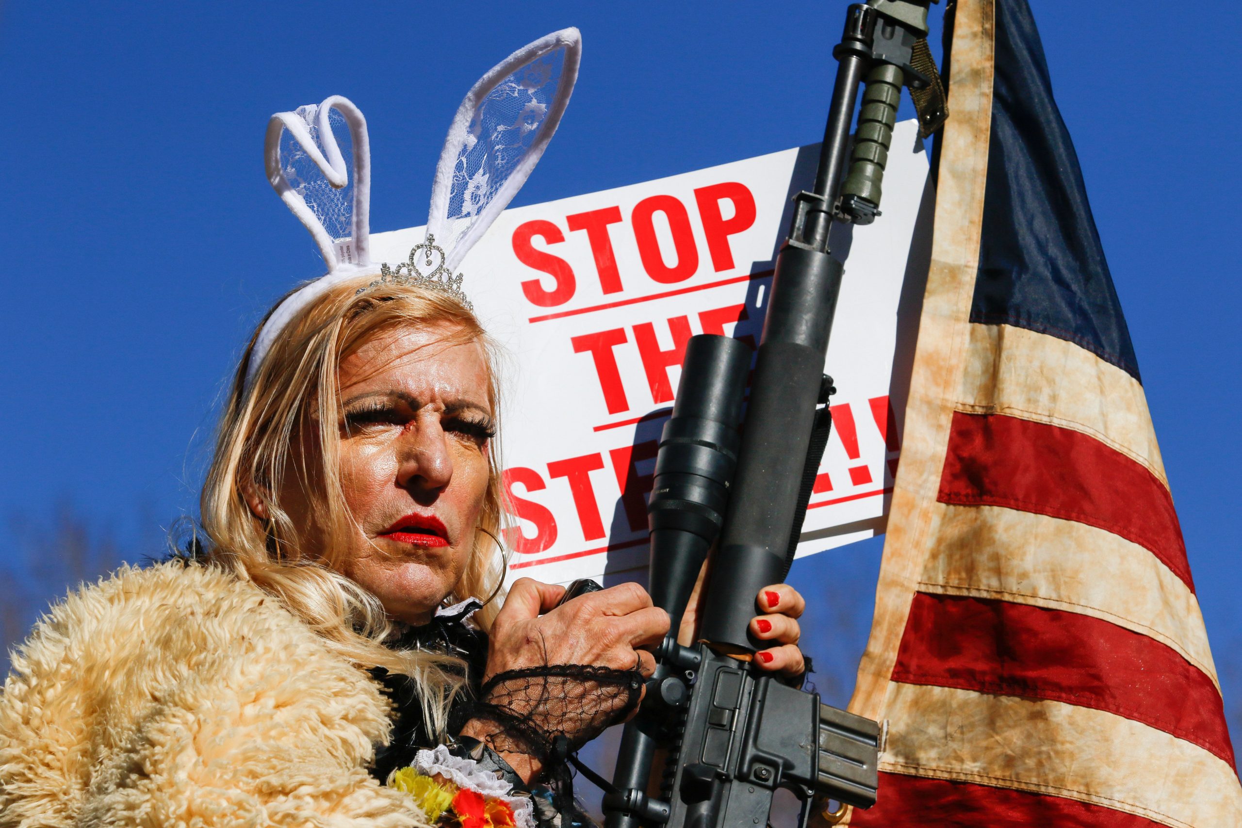 Una manifestante trumpista llamada Barbie Cowboy con un rifle AR-15 © Ty O'Neil/SOPA Images