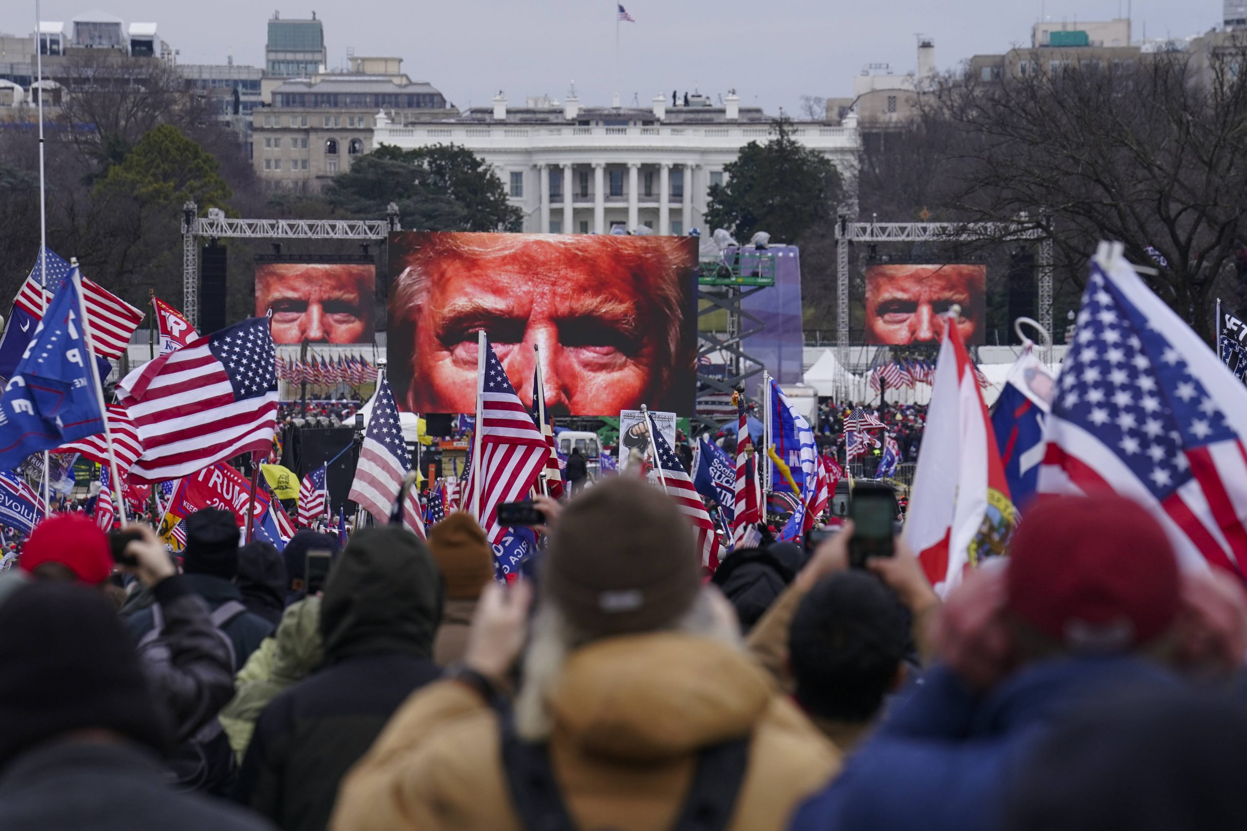 En esta foto del 6 de enero de 2021, partidarios de Trump asisten a un mitin en Washington, horas antes del asalto al Capitolio. © AP Foto/John Minchillo