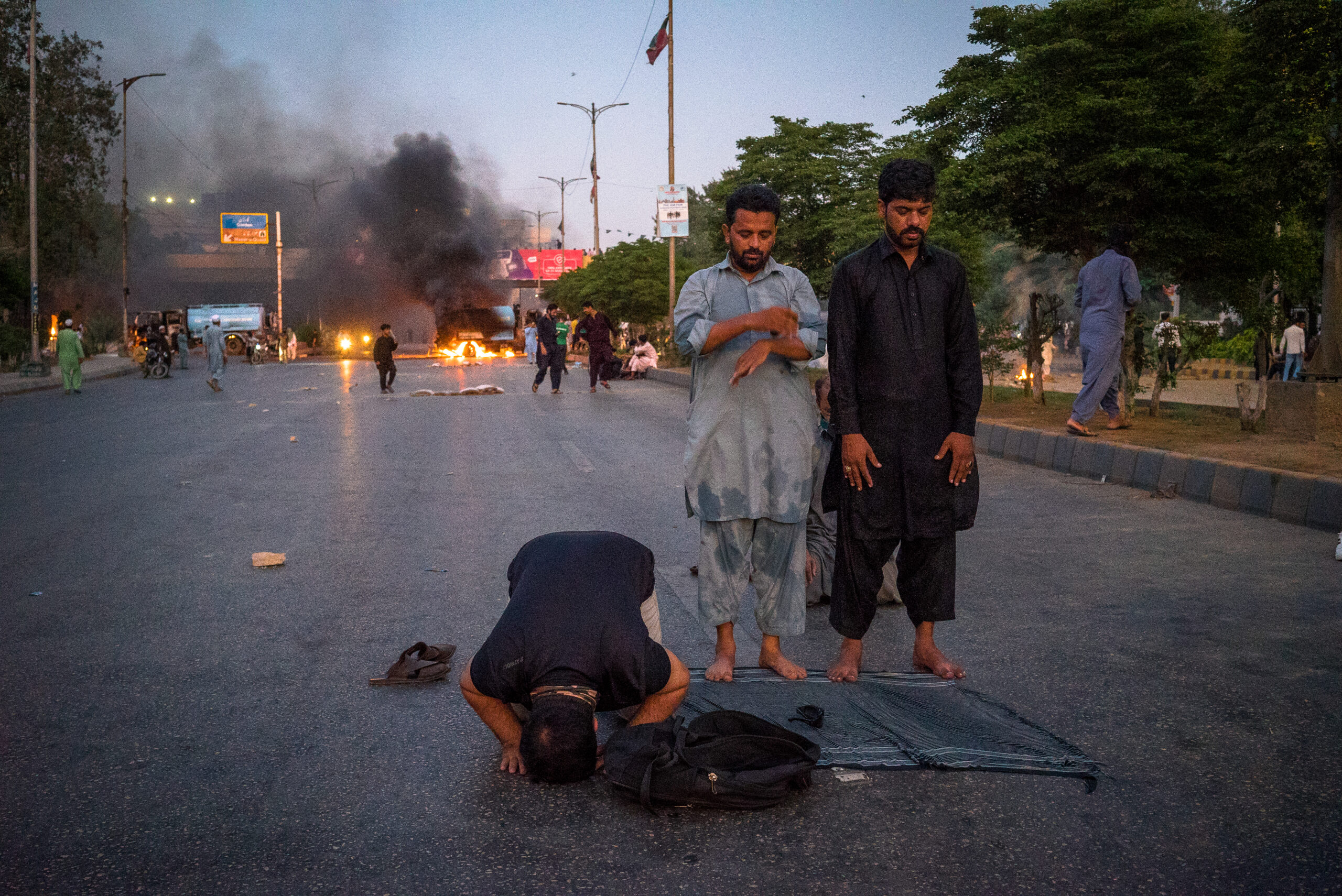 Partidarios del PTI rezan entre dos ráfagas de gas lacrimógeno. © Laurent Gayer
