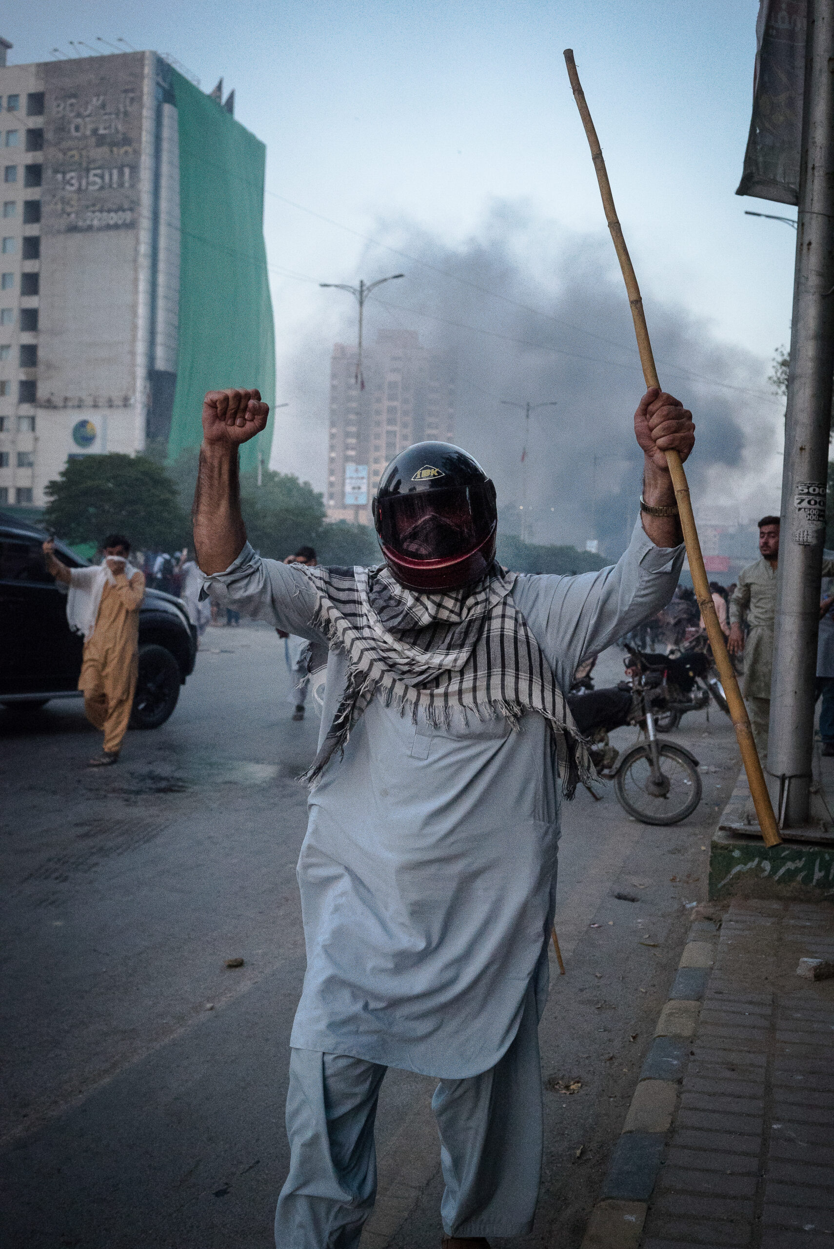 Un partidario del PTI sosteniendo un lathi, Karachi, 9 de mayo. © Laurent Gayer