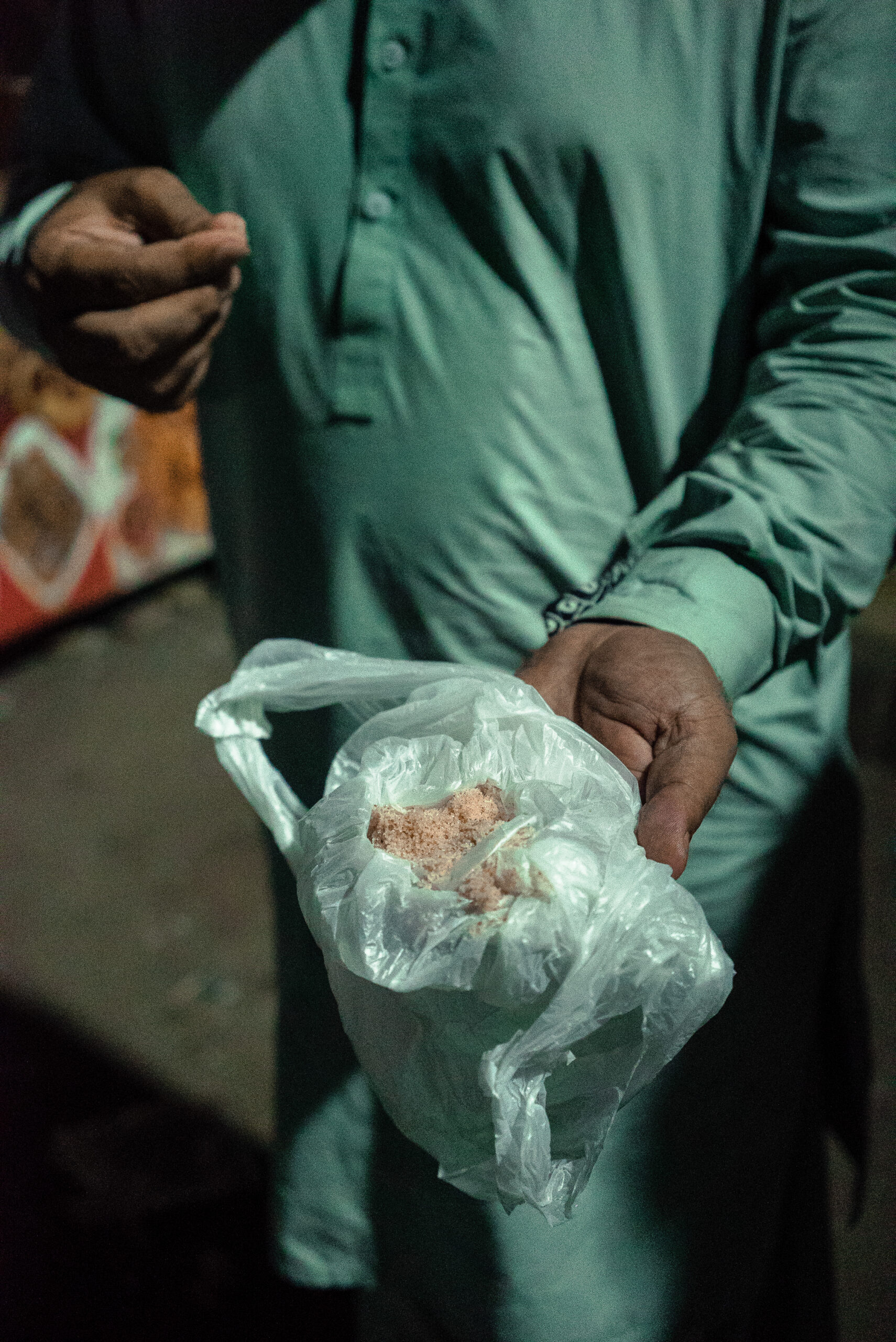 Manifestante compartiendo sal rosa del Himalaya, supuestamente para mitigar los efectos del gas lacrimógeno, Karachi, 9 de mayo. © Laurent Gayer