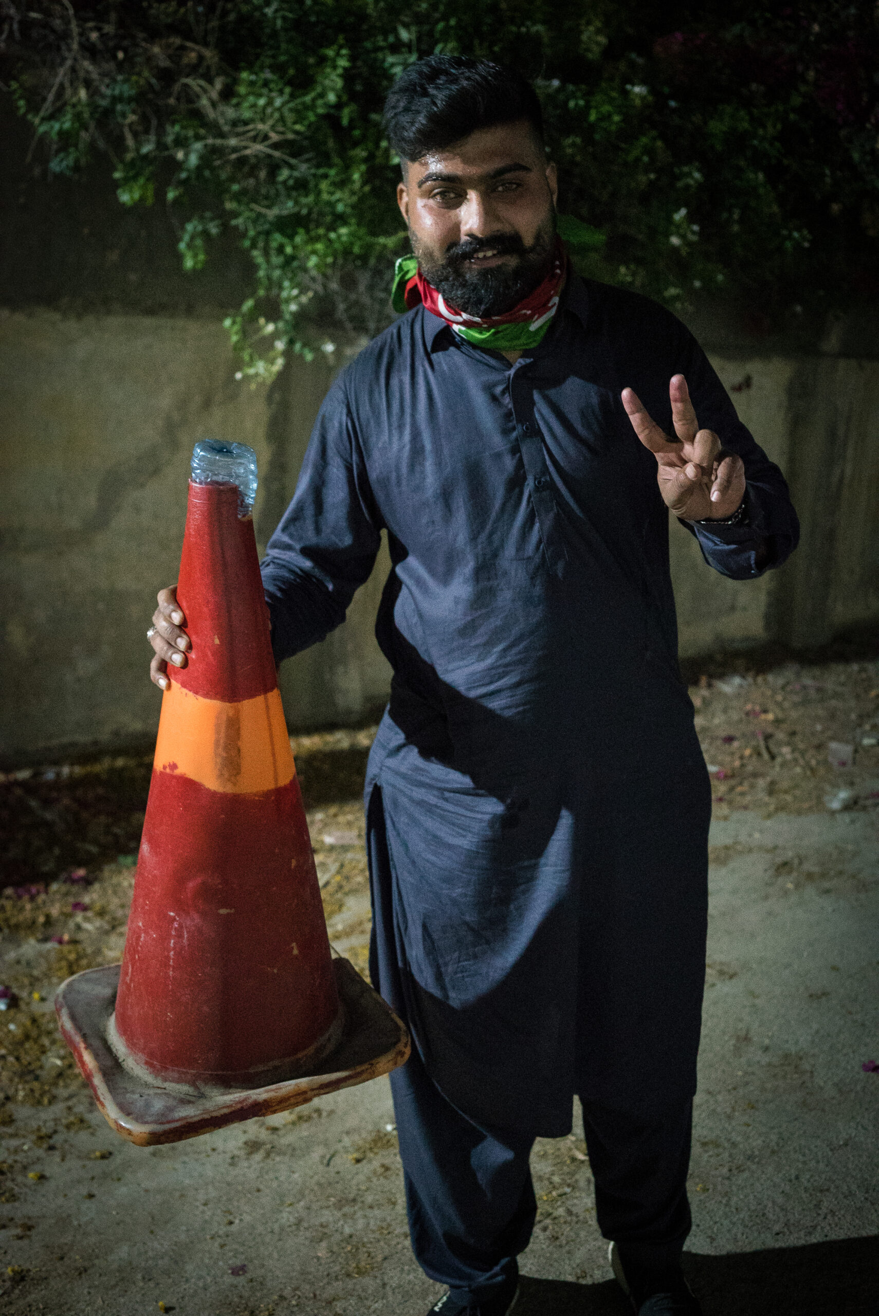 Simpatizante del PTI llevando un cono de tráfico casero para sofocar los perdigones de gas lacrimógeno, Karachi, 9 de mayo. © Laurent Gayer