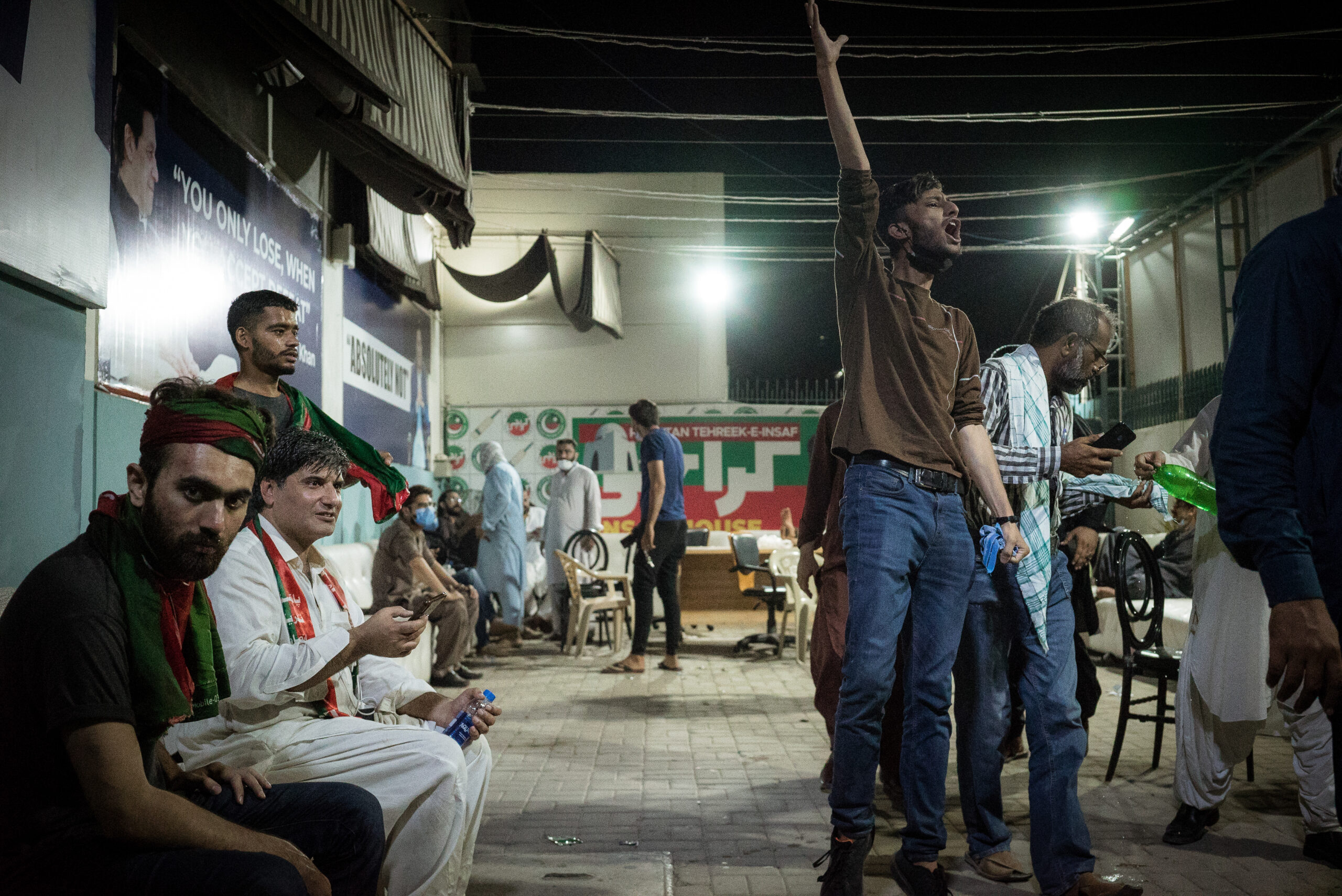 Simpatizantes del PTI se reúnen en Insaf House, la sede del partido en Karachi. Uno de ellos intenta removilizar a las tropas llamando a plantar cara a la policía, Karachi, 9 de mayo. © Laurent Gayer
