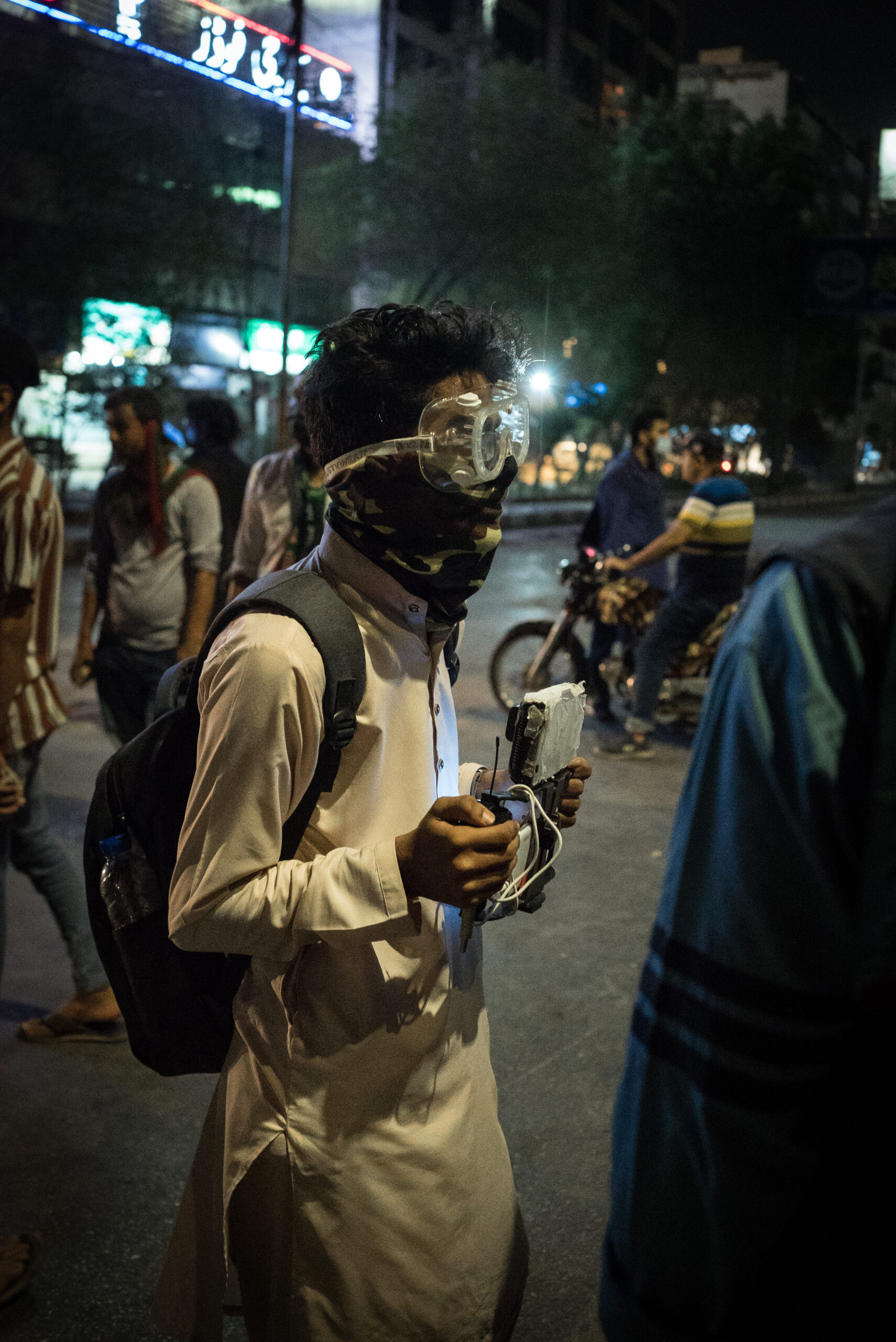 Partidario del PTI equipado para cubrir la protesta con su teléfono móvil, Karachi, 9 de mayo. © Laurent Gayer