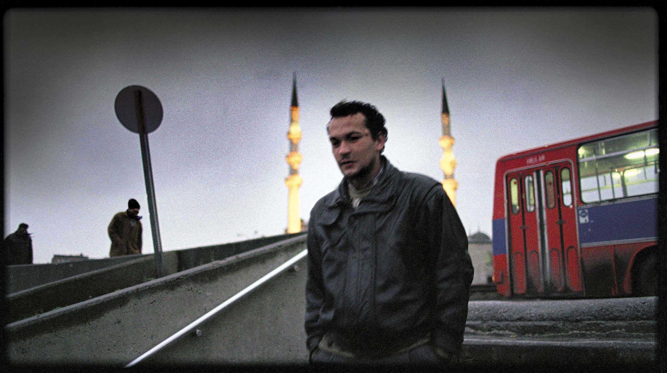 Mehmet Emin Toprak, uno de los actores de la película que perdió trágicamente la vida en un accidente en su ciudad natal de Yenice (Turquía) el 2 de diciembre de 2002.