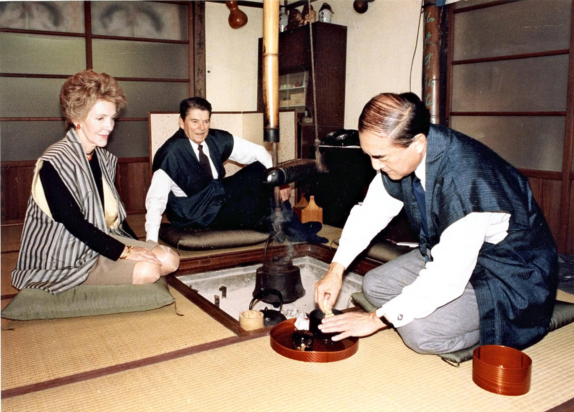 Yasuhiro Nakasone prepara té para Ronald Reagan y su esposa Nancy en la villa de Nakasone en Tokio el 11 de noviembre de 1983. © The Yomiuri Shimbun via AP Images