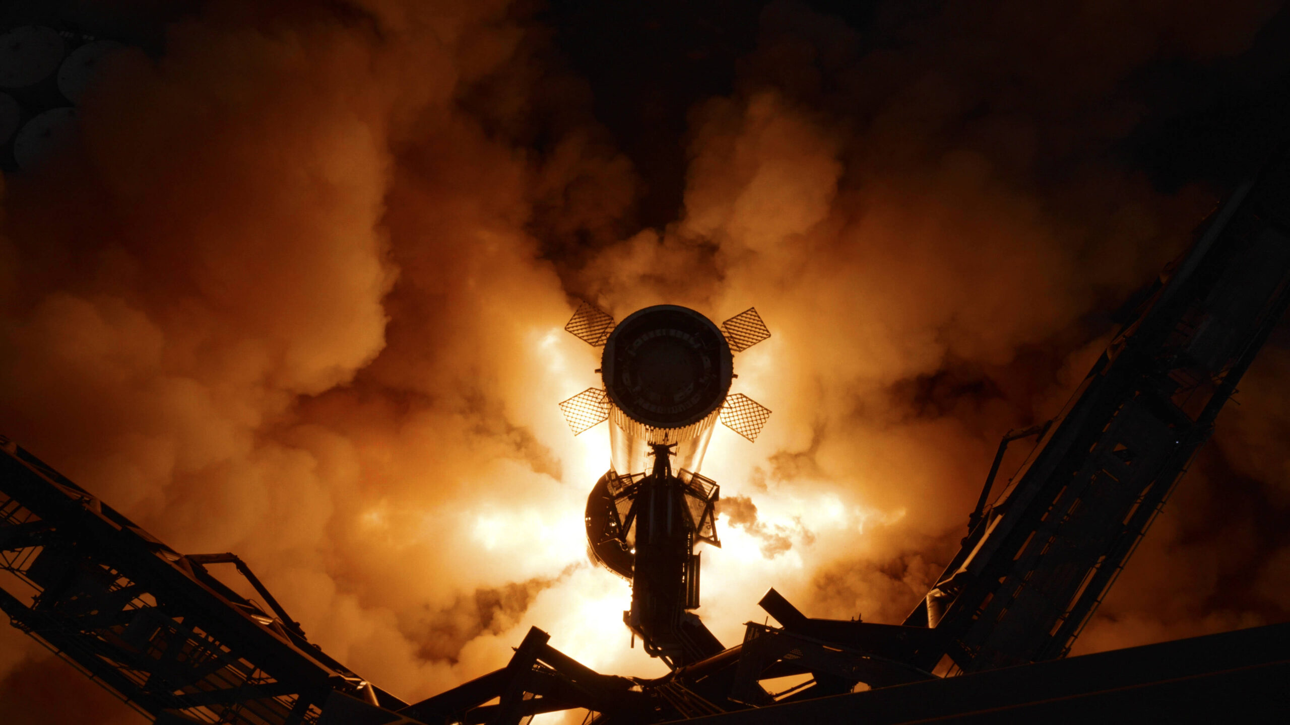 En esta foto proporcionada por SpaceX, un propulsor Super Heavy de primera etapa realiza una prueba de encendido de motores en la plataforma de lanzamiento de Boca Chica, Texas, el jueves 9 de febrero de 2023 © SpaceX via AP