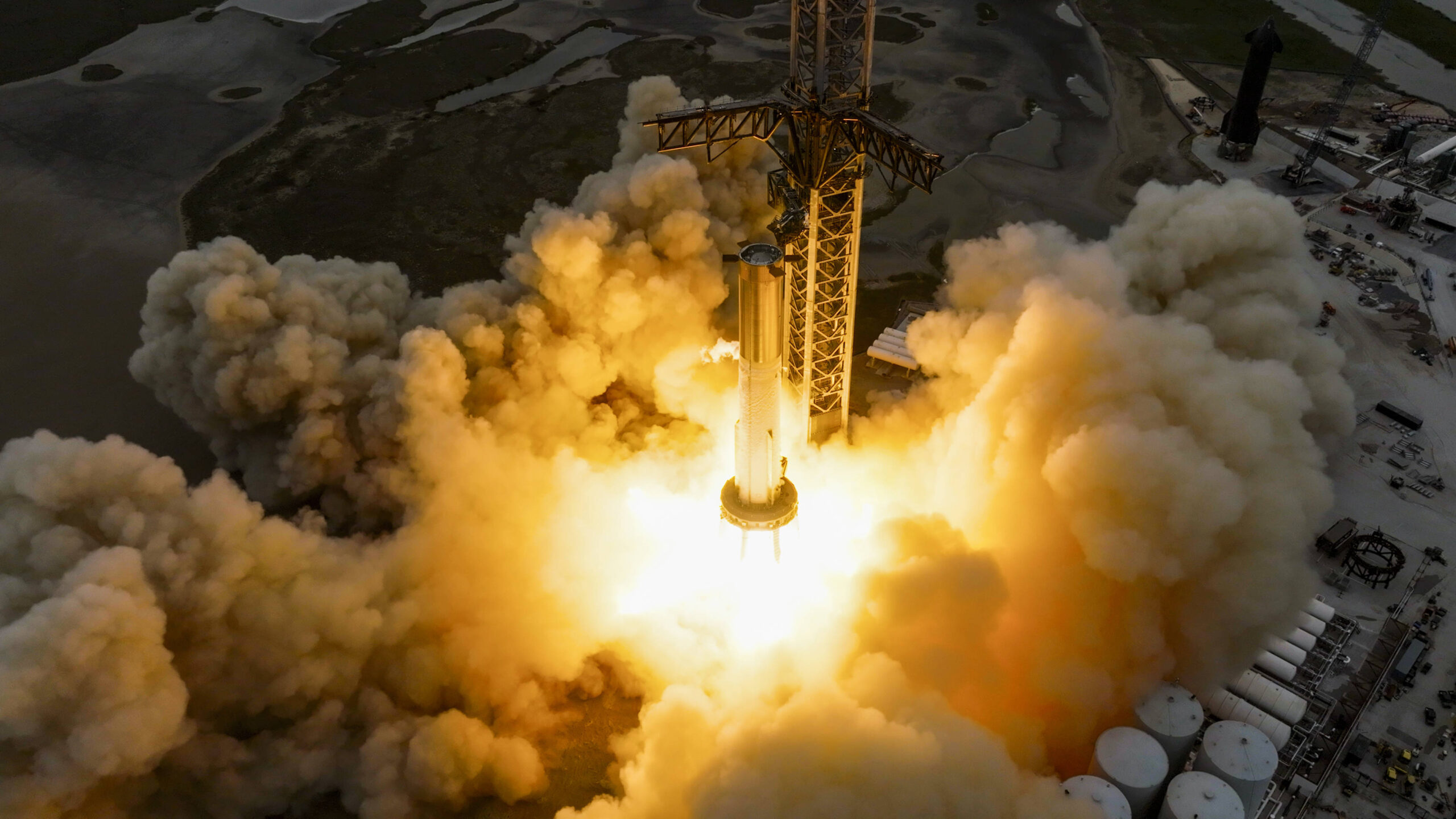 En esta foto proporcionada por SpaceX, un propulsor Super Heavy de primera etapa realiza una prueba de encendido de motores en la plataforma de lanzamiento de Boca Chica, Texas, el jueves 9 de febrero de 2023 © SpaceX via AP