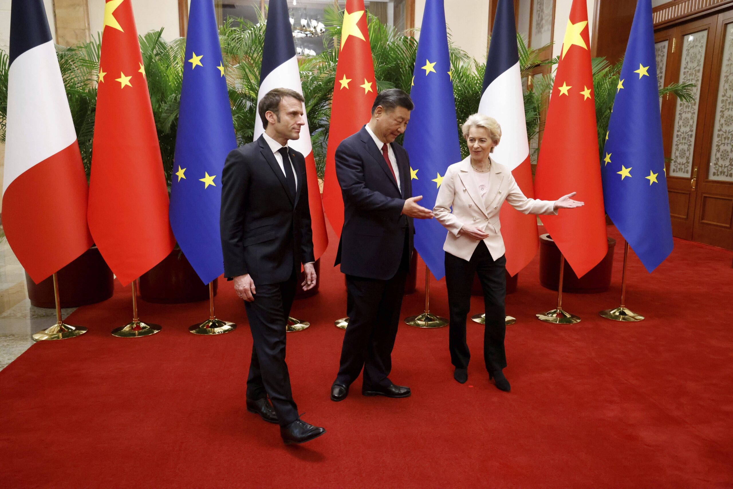El presidente chino Xi Jinping, su homólogo francés Emmanuel Macron y la presidenta de la Comisión Europea Ursula von der Leyen se reúnen para una sesión de trabajo en Pekín el jueves 6 de abril de 2023 © Ludovic Marin/Pool Photo via AP