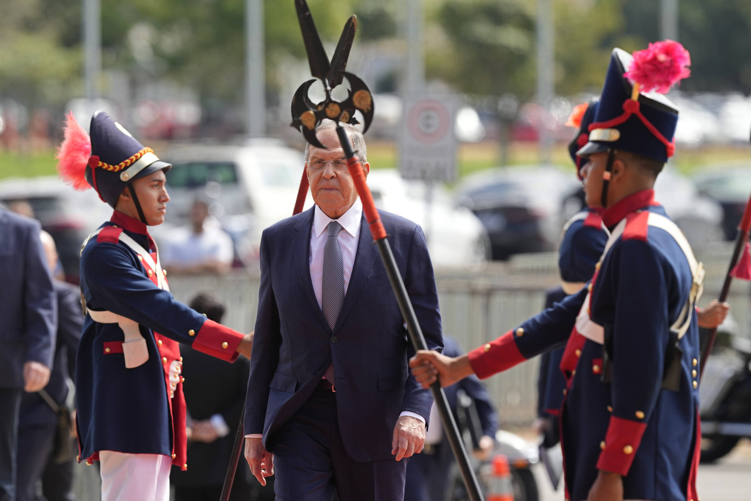 El ministro ruso de Asuntos Exteriores, Sergei Lavrov, llega al Palacio de Itamaraty en Brasilia, Brasil, el lunes 17 de abril de 2023. © AP Foto/Eraldo Peres