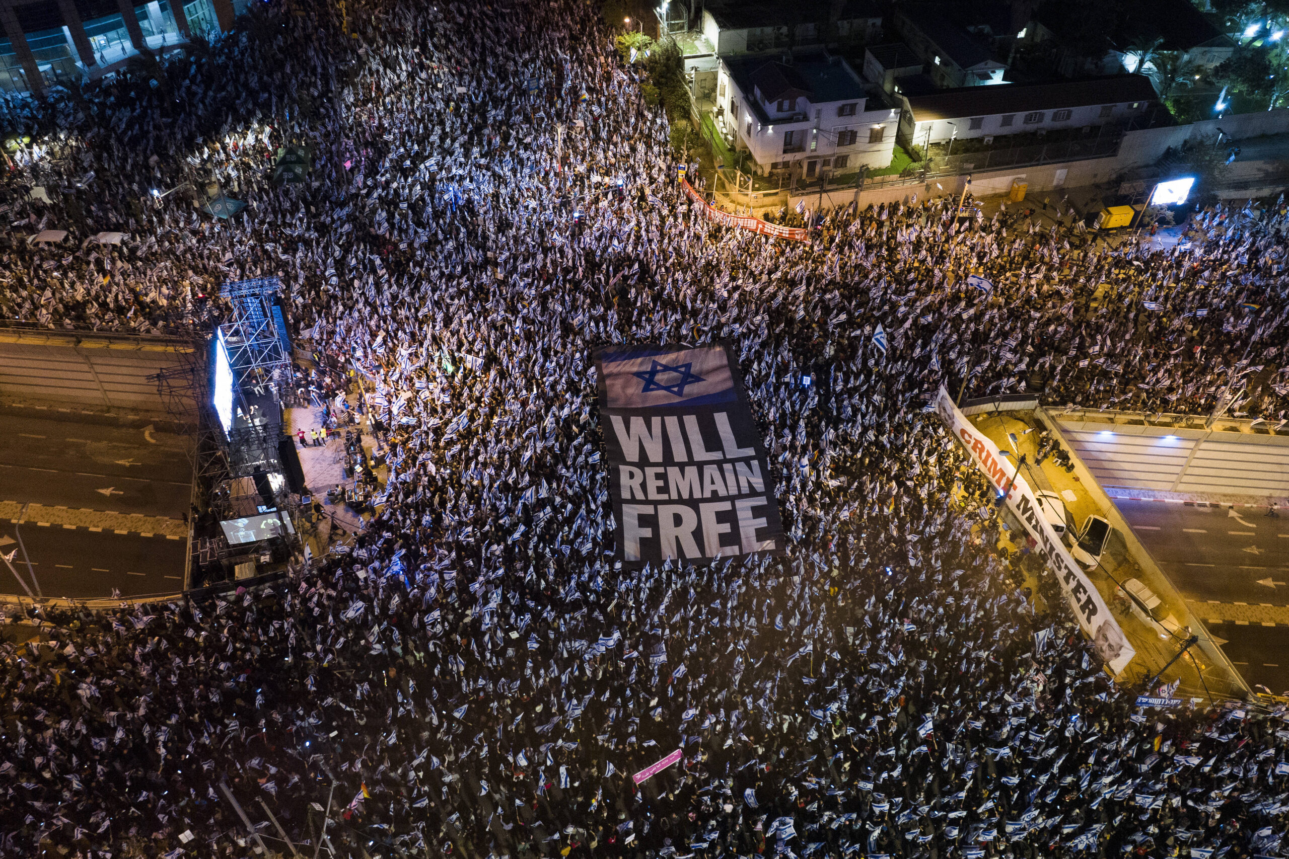 Decenas de miles de israelíes se manifiestan contra los planes del gobierno del primer ministro Benjamin Netanyahu de reformar el sistema judicial en Tel Aviv, Israel, el sábado 15 de abril de 2023 © AP Foto/Oded Balilty