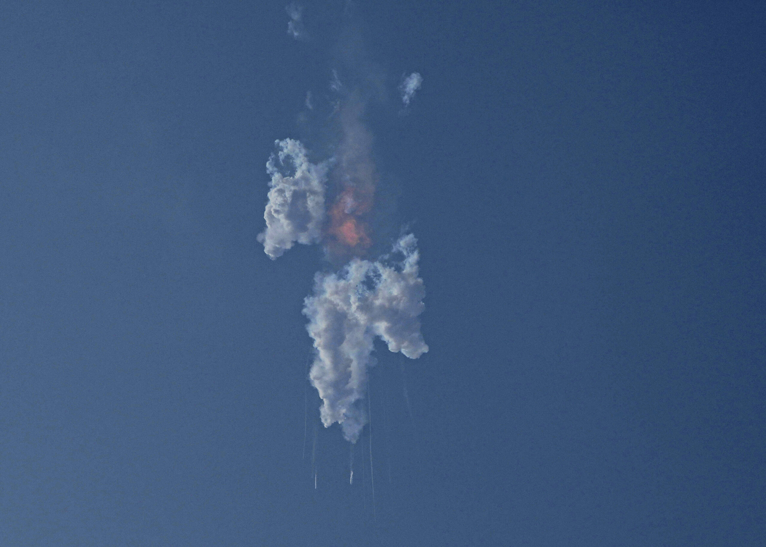 El cohete Starship de SpaceX fue lanzado desde la Starbase de Boca Chica, Texas, el jueves 20 de abril. Explotó minutos después de su primer vuelo de prueba y se estrelló en el Golfo de México © AP Foto/Eric Gay