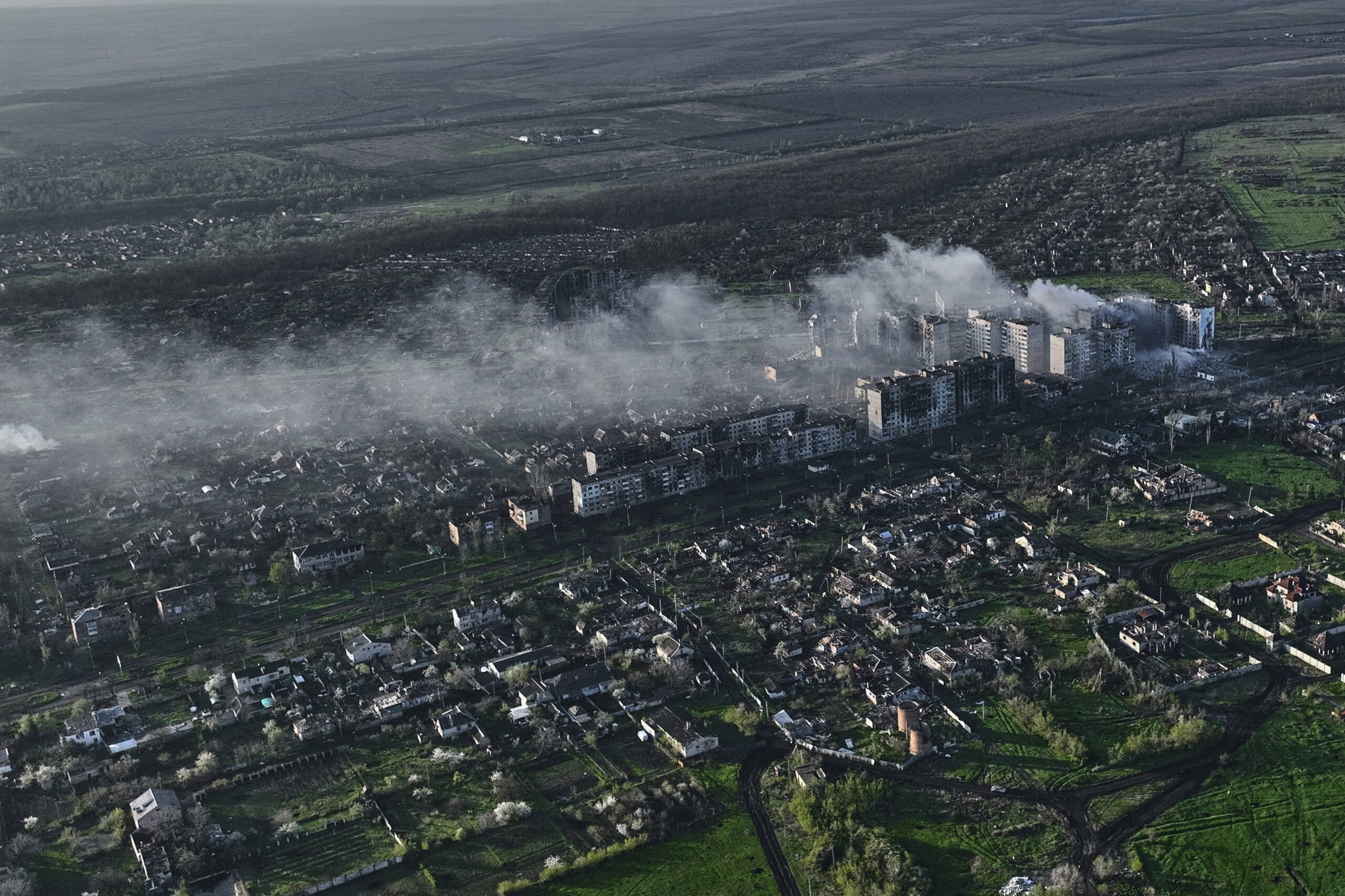 El humo se eleva desde los edificios en esta vista aérea de Bakhmut, región de Donetsk, Ucrania, miércoles 26 de abril de 2023 © AP Foto/Libkos