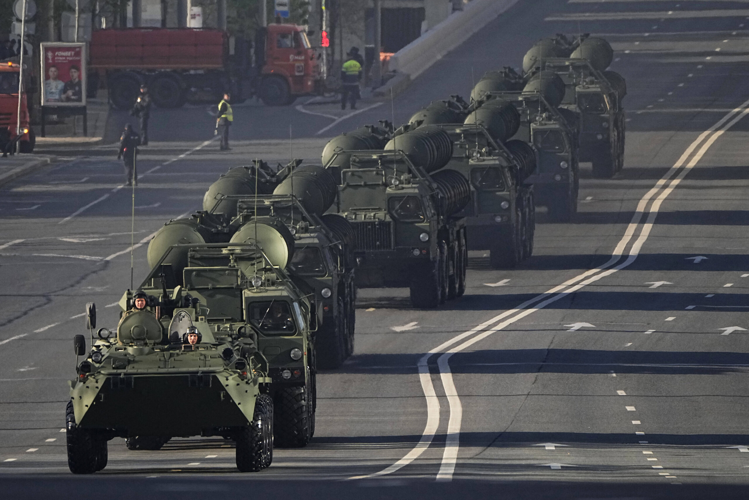 Sistemas rusos de misiles antiaéreos S-400 caminan hacia la Plaza Roja para ver el desfile militar del Día de la Victoria en Moscú, Rusia, el martes 9 de mayo de 2023, marcando el 78 aniversario del final de la Segunda Guerra Mundial. © AP Foto/Alexander Zemlianichenko