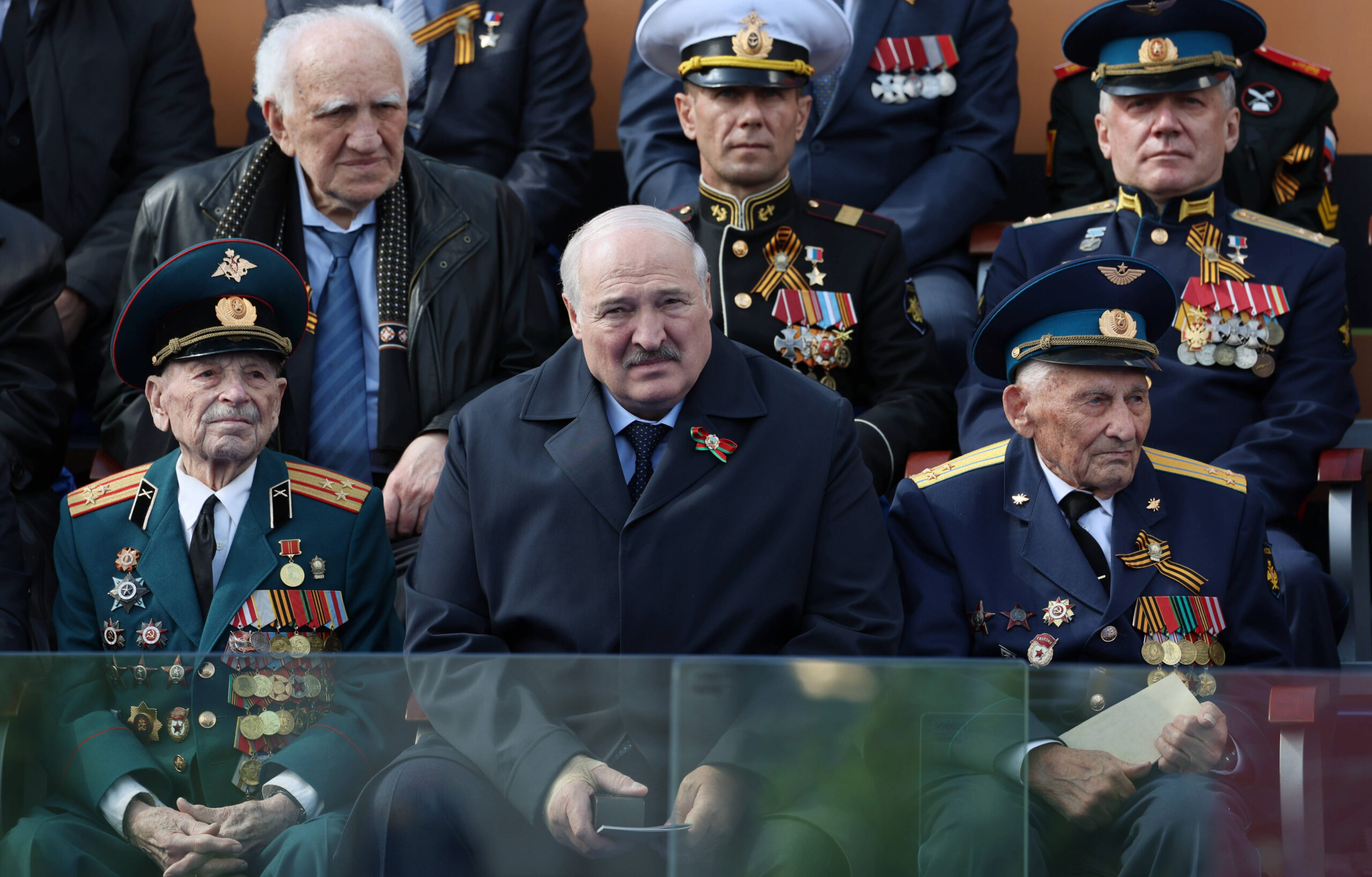 El presidente bielorruso, Alexander Lukashenko, en el centro, observa el desfile militar del Día de la Victoria que marca el 78 aniversario del final de la Segunda Guerra Mundial en la Plaza Roja en Moscú, Rusia, el lunes 9 de mayo de 2022. © Gavriil Grigorov, Sputnik, Kremlin Pool Photo vía AP
