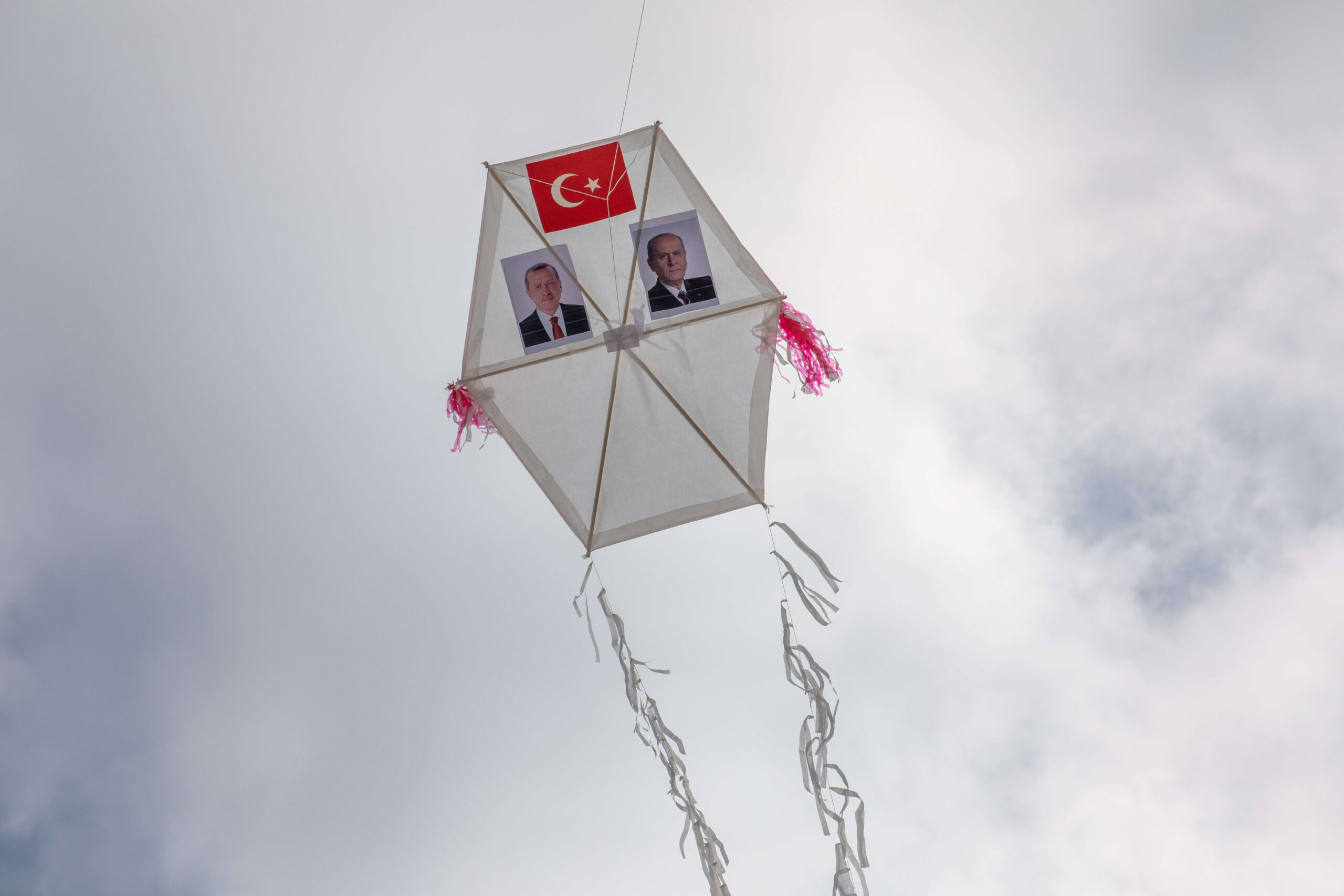 Fotos de Tayyip Erdogan y Devlet Bahceli aparecen en una cometa lanzada en el mitin. El Presidente de la República de Turquía, Recep Tayyip Erdogan, celebró un mitin muy concurrido bajo el lema 