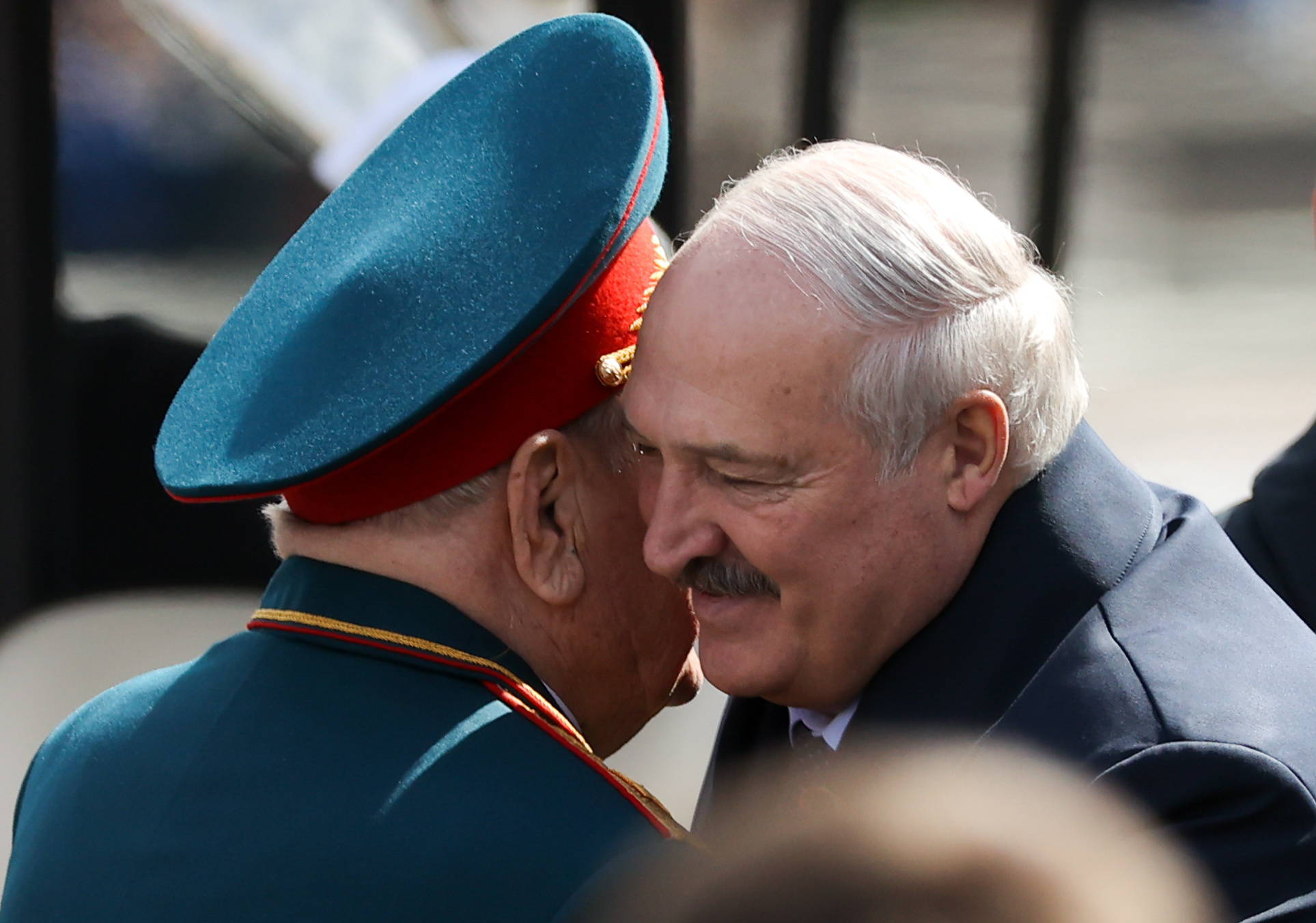 El presidente bielorruso, Alexander Lukashenko (derecha), asiste al desfile militar del Día de la Victoria en la Plaza Roja, que conmemora el 78º aniversario de la victoria sobre la Alemania nazi en la Segunda Guerra Mundial. © Sergei Karpukhin/TASS/Sipa USA