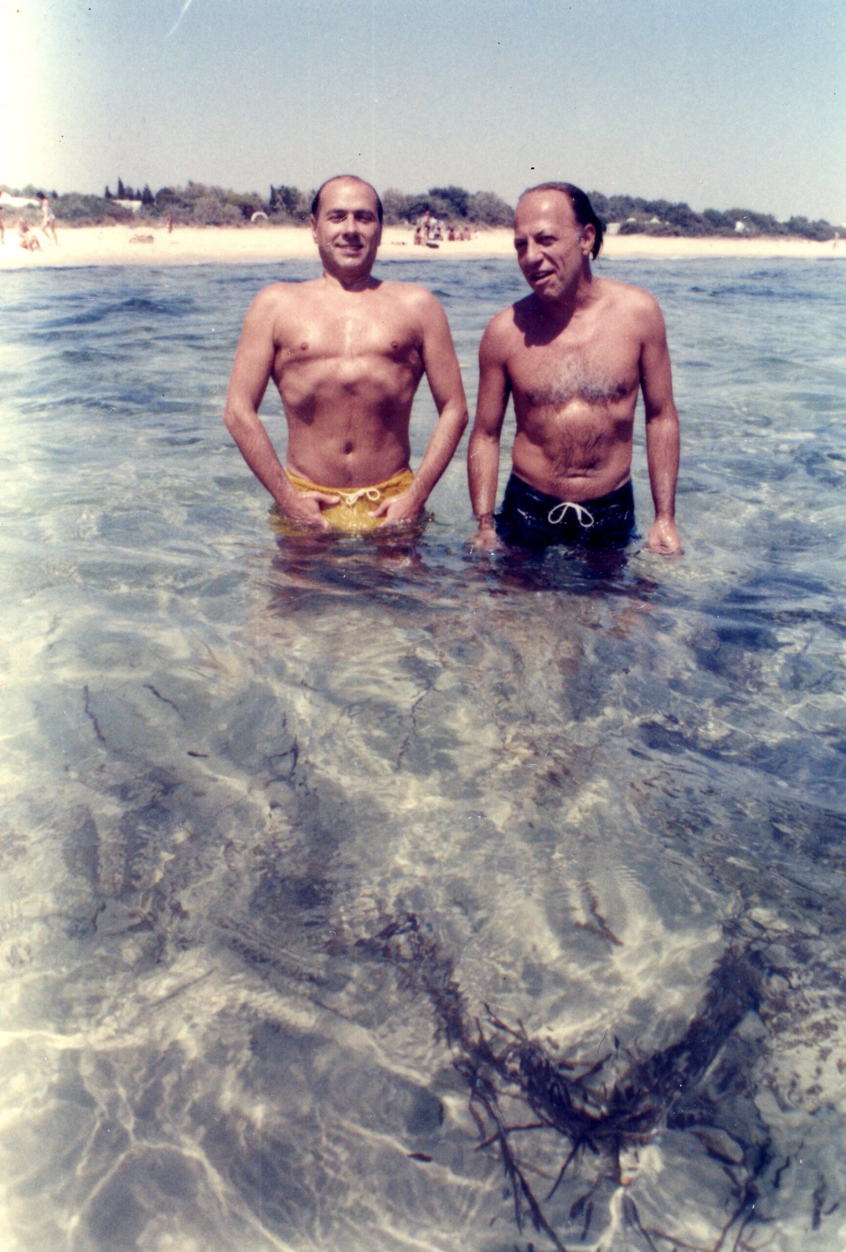 Silvio Berlusconi en la playa con Fedele Confalonieri en Hammamet, Túnez, en agosto de 1984. © Umberto Cicconi/Getty Images
