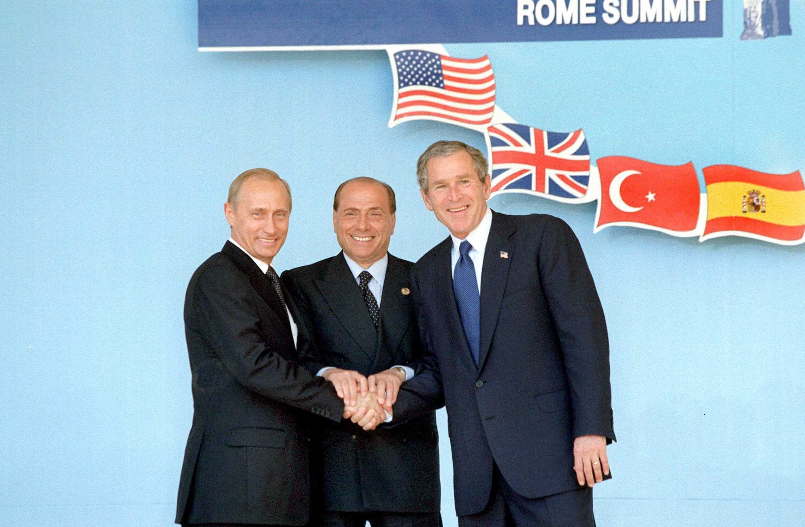 De izquierda a derecha, el Presidente ruso Vladimir Putin, el Primer Ministro italiano Silvio Berlusconi y el Presidente Bush en la cumbre de la OTAN celebrada en Roma en febrero de 2003 © OLYMPIA/SIPA