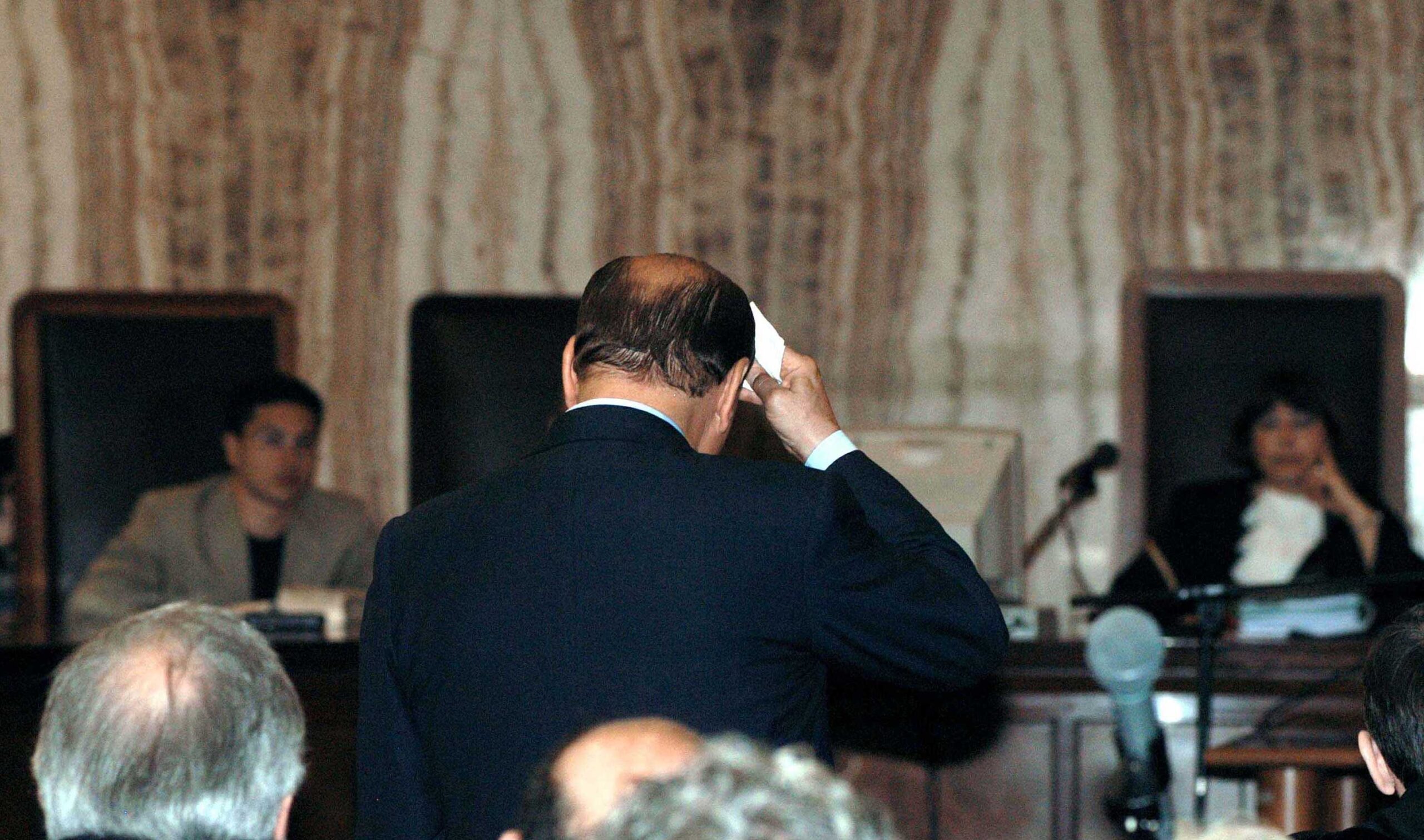 El Primer Ministro italiano Silvio Berlusconi se dirige a un tribunal de Milán el 5 de mayo de 2003, donde comparece en un caso de corrupción. © OLIMPIA/SIPA