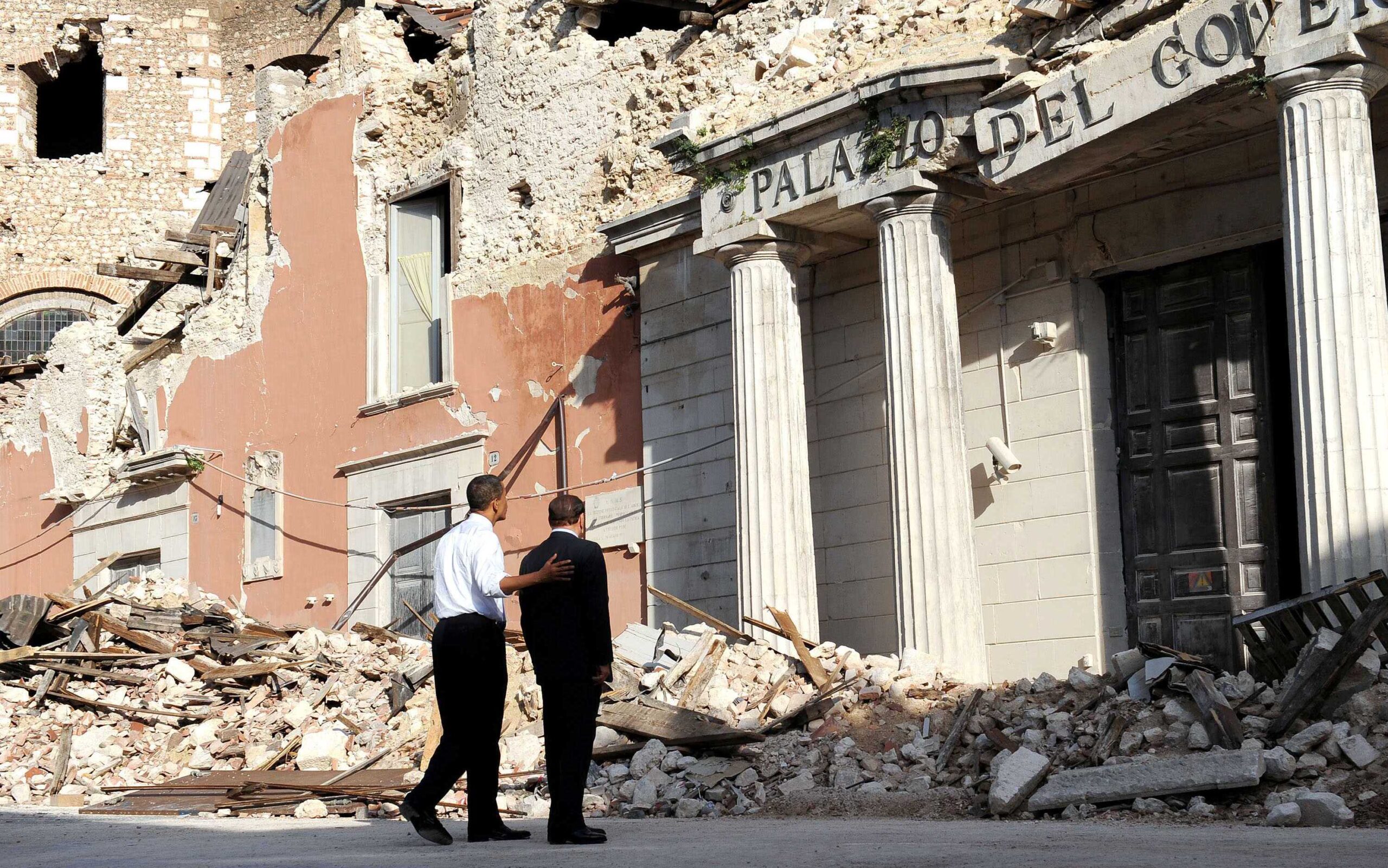 El presidente estadounidense Barack Obama y el primer ministro italiano Silvio Berlusconi observan un edificio gubernamental dañado y destruido por un terremoto en abril de 2009 en el centro de L'Aquila, durante la cumbre del Grupo de los Ocho (G8). L'Aquila, Italia, 8 de julio de 2009. © BRAMBATTI/CHINE NOUVELLE/SIPA