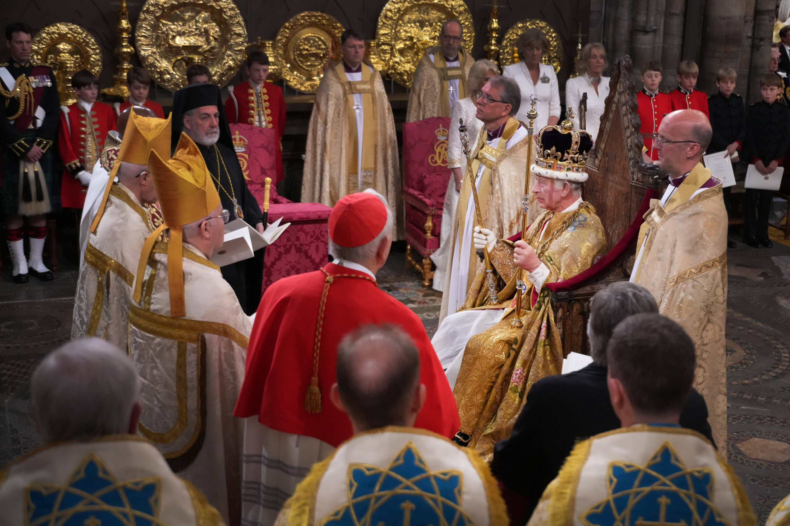 El Rey Carlos III, con la corona de San Eduardo, rodeado de jefes religiosos en su ceremonia de coronación en la Abadía de Westminster, Londres. © Victoria Jones/PA Wire/George Rogers/WPA-Pool/SIPA