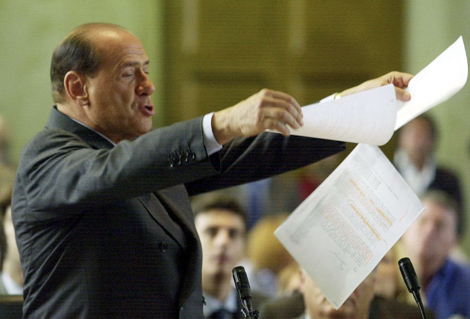 El 17 de junio de 2003, Silvio Berlusconi muestra archivos mientras se dirige al tribunal en Milán, Italia. El Primer Ministro está siendo juzgado por pagar presuntamente por mantener relaciones sexuales con una adolescente marroquí menor de edad. © Antoino Calanni/AP/SIPA