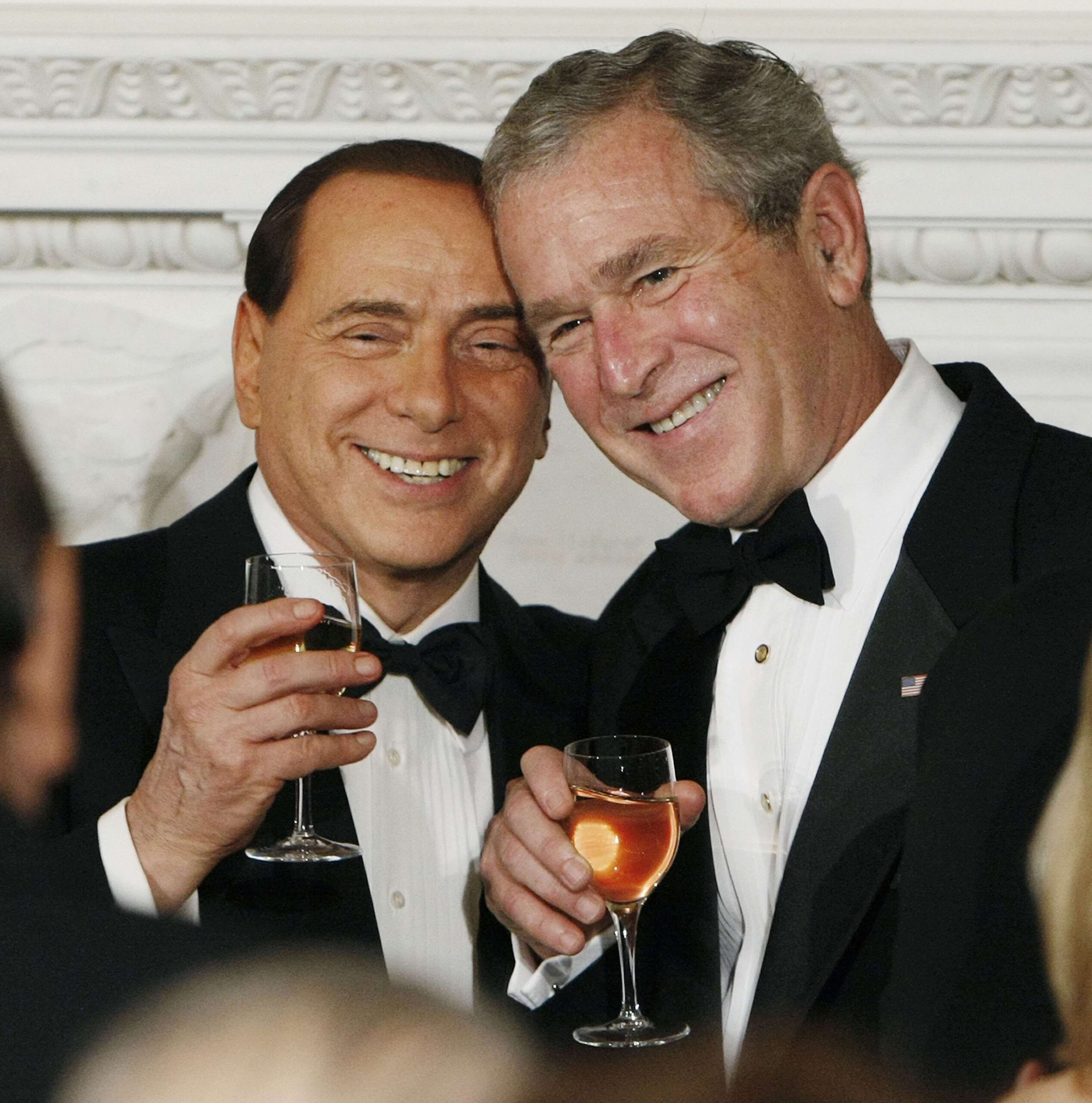 Lunes 13 de octubre de 2008 - el Presidente George Bush, a la derecha, brinda por el Primer Ministro italiano Silvio Berlusconi durante una cena oficial en el Comedor de Estado en Washington. © Pablo Martínez Monsivais/AP/SIPA