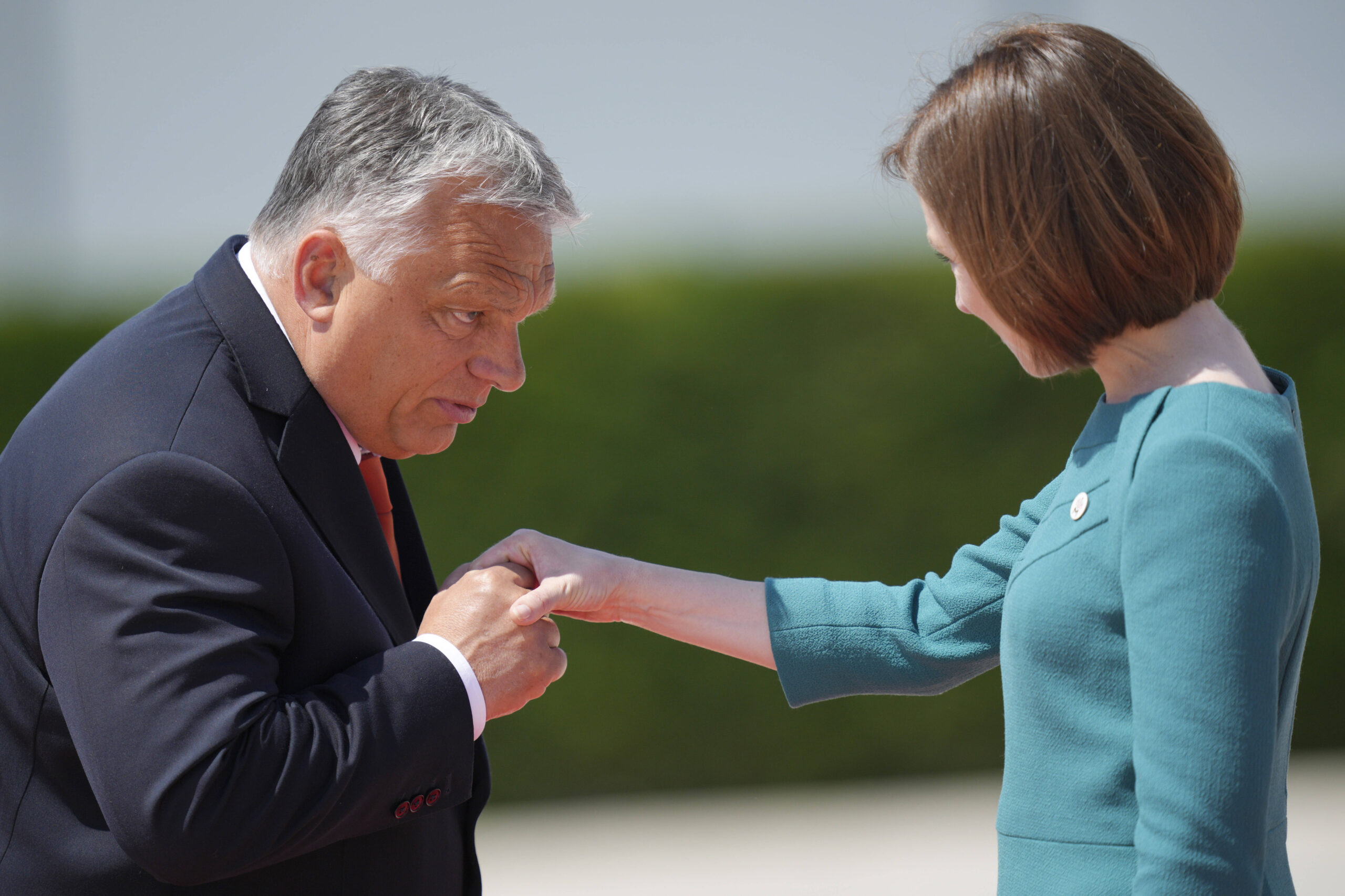 El primer ministro húngaro, Viktor Orban, saluda a la presidenta moldava, Maia Sandu, a su llegada a la cumbre de la Comunidad Política Europea en el castillo de Mimi, en Bulboaca (Moldavia), el jueves 1 de junio de 2023. © AP Foto/Vadim Ghirda