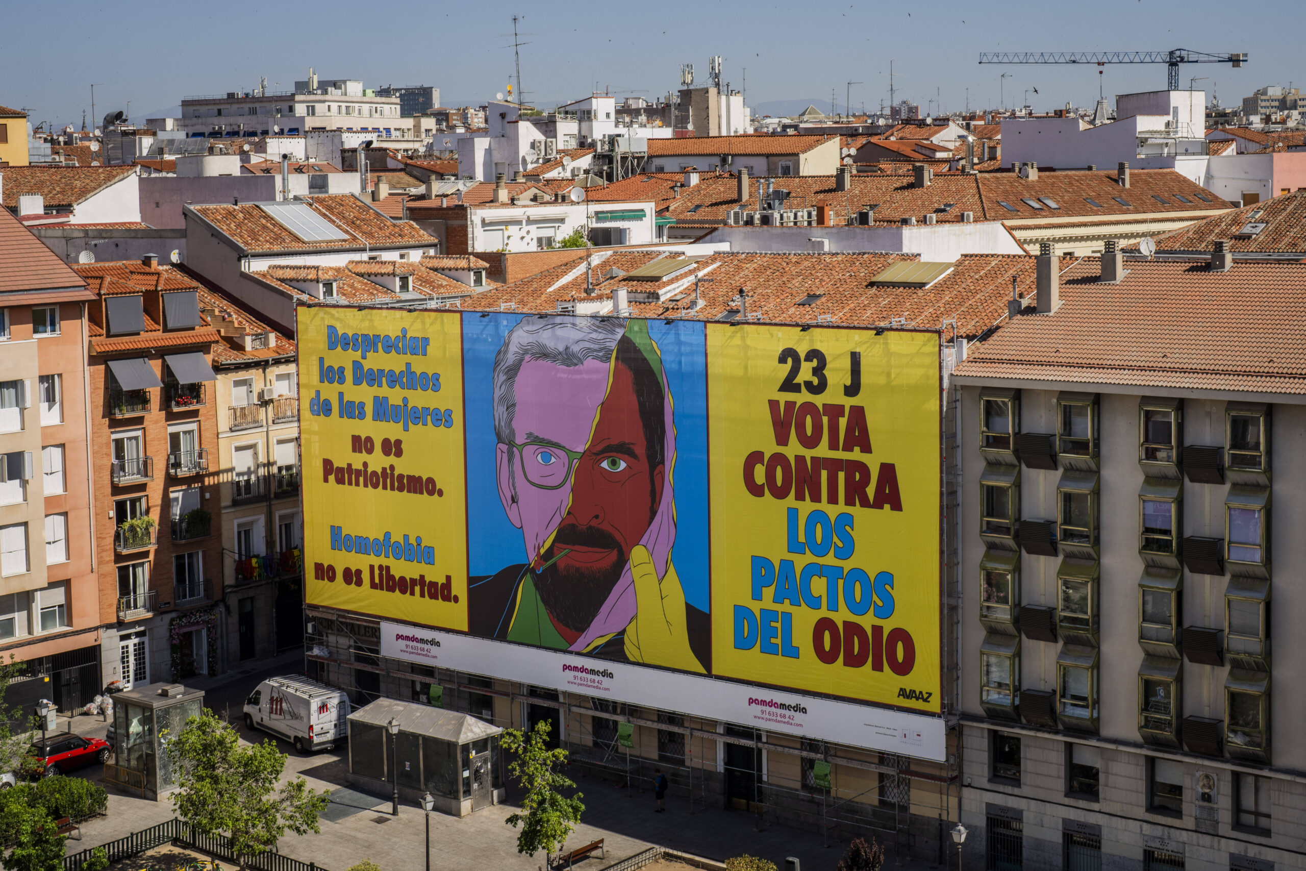Una enorme pancarta se despliega en la plaza Pedro Zerolo, Madrid, instando a la gente a votar en contra de la posible alianza entre el Partido Popular y el partido de extrema derecha Vox el sábado 15 de julio de 2023. © Bernat Armangue/AP/SIPA