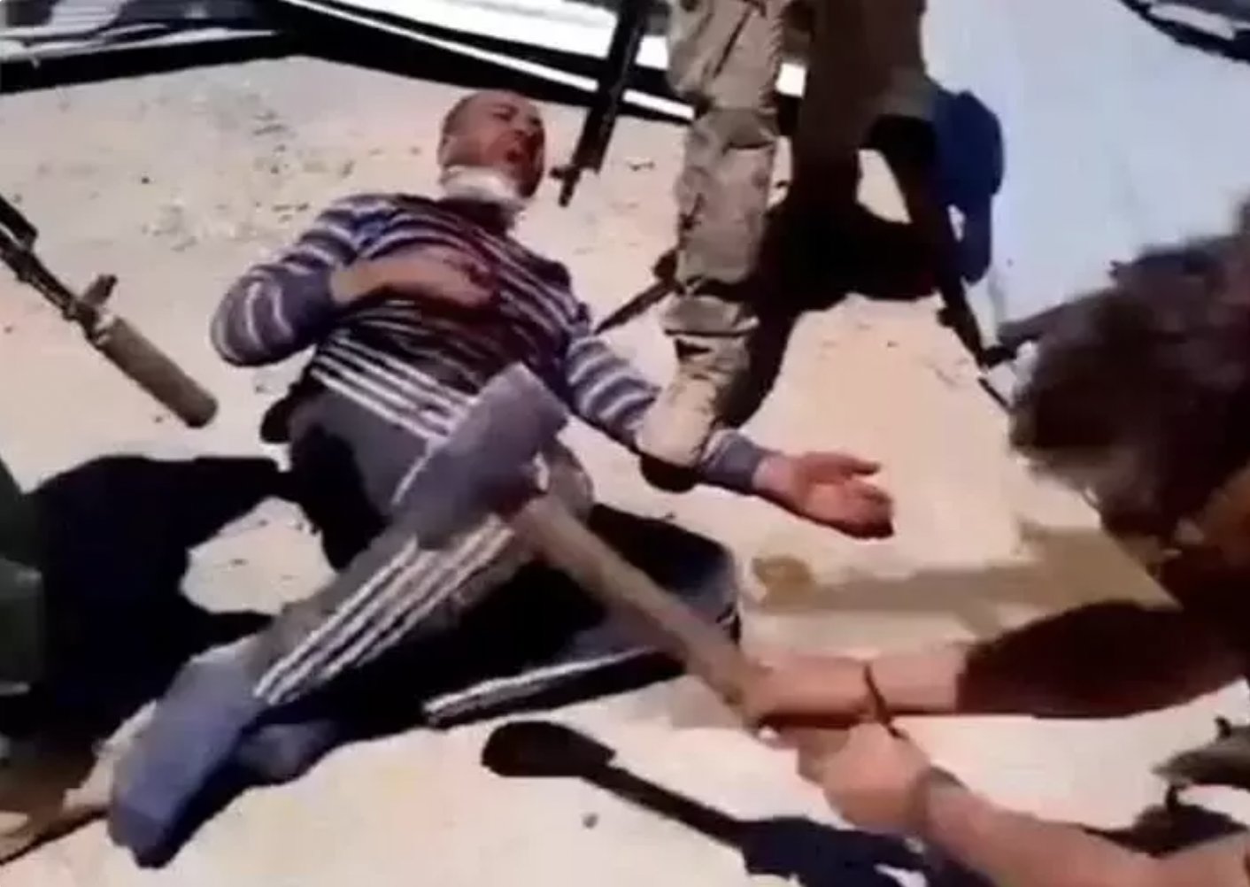 En 2017, mercenarios wagner torturan a un recluta sirio, Mohammed Taha Ismail al-Abdoullah. © Captura de pantalla de un vídeo publicado en Internet.