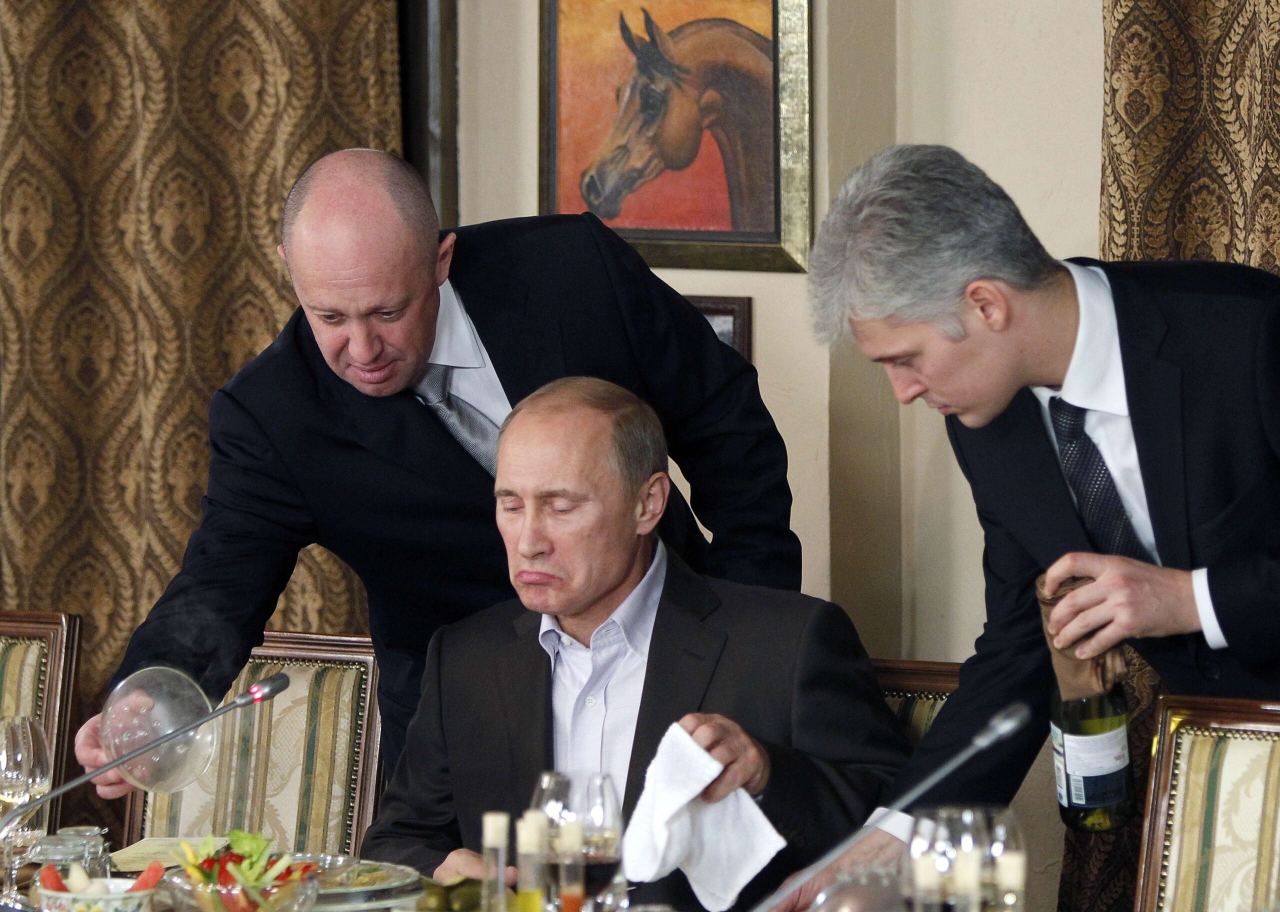 Yevgeny Prigozhin atiende a Vladimir Putin el 11 de noviembre de 2011. © Misha Japaridze/AP/SIPA