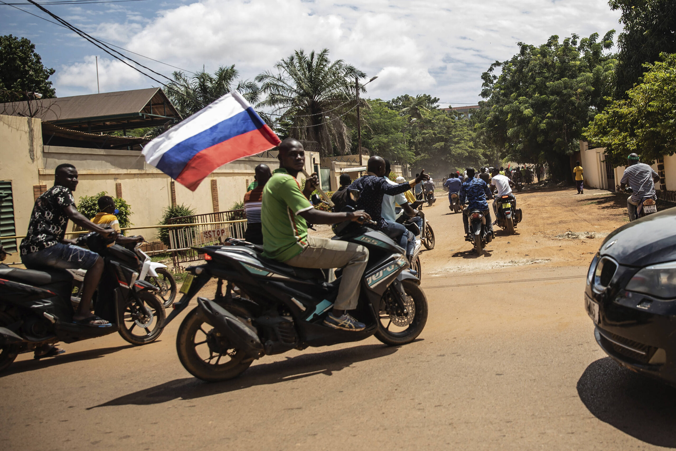 Simpatizantes del capitán Ibrahim Traoré ondean una bandera rusa en las calles de Uagadugú, Burkina Faso, el 2 de octubre de 2022. © Sophie Garcia/AP/SIPA