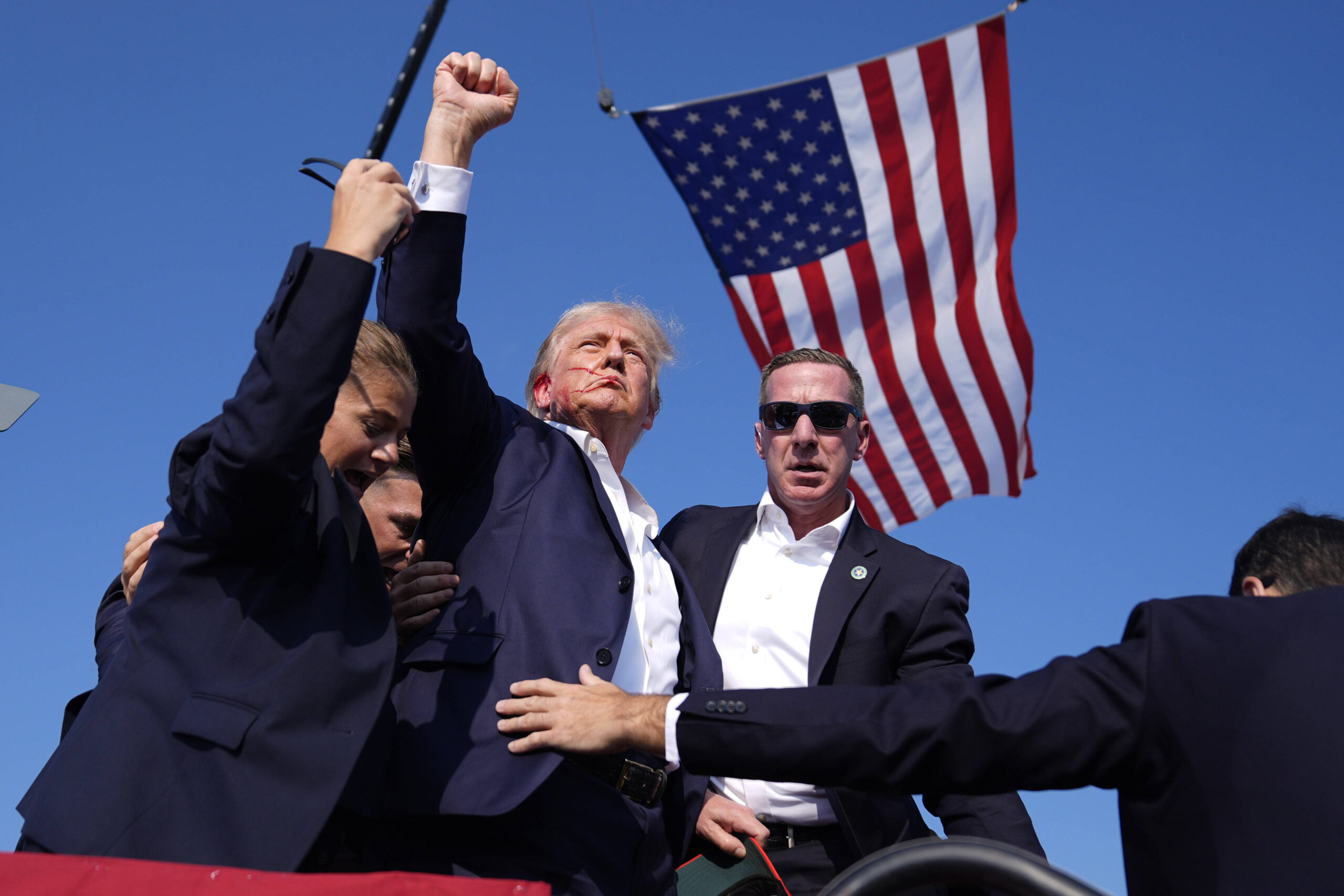 El candidato presidencial republicano, el expresidente Donald Trump, es rodeado por agentes del Servicio Secreto de Estados Unidos durante un acto de campaña, el sábado 13 de julio de 2024, en Butler, Pensilvania. © AP Foto/Evan Vucci