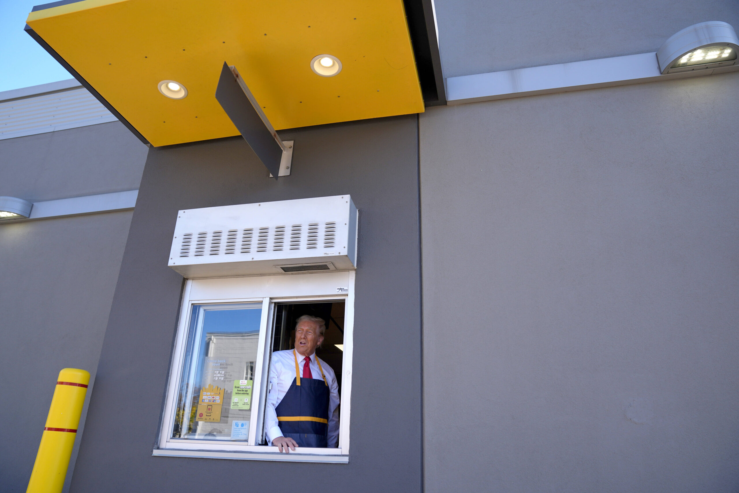 El candidato presidencial republicano, el ex presidente Donald Trump, habla desde la ventanilla de autoservicio durante una parada de campaña en un McDonald's, el domingo 20 de octubre de 2024, en Feasterville-Trevose, Pensilvania © AP Foto/Evan Vucci