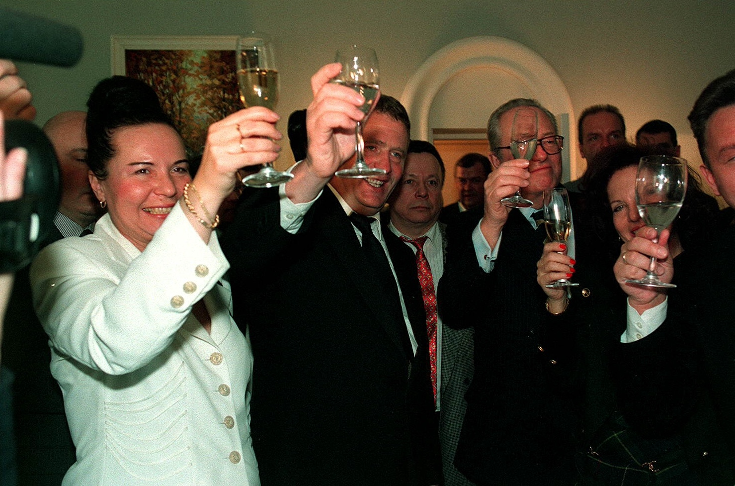 Moscú, 1996: el líder ultranacionalista ruso Vladimir Zhirinovsky celebra su aniversario de boda con Jean-Marie Le Pen y otros amigos. © Shone Nesic/SIPA