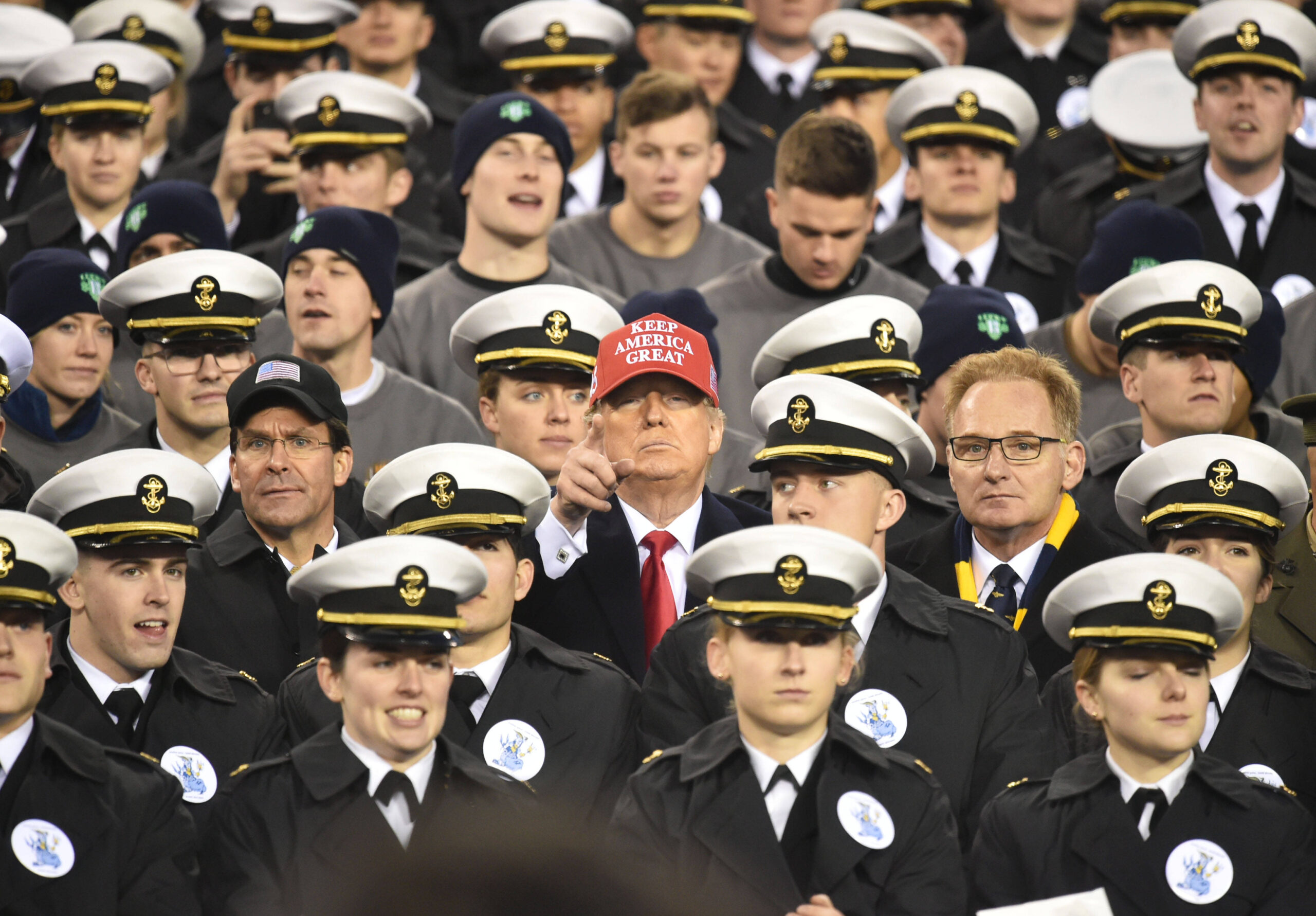 El presidente Donal Trump con los Navy Midshipmen durante el descanso del 120º partido Army-Navy en el Lincoln Financial Field. © James Lang/USA TODAY