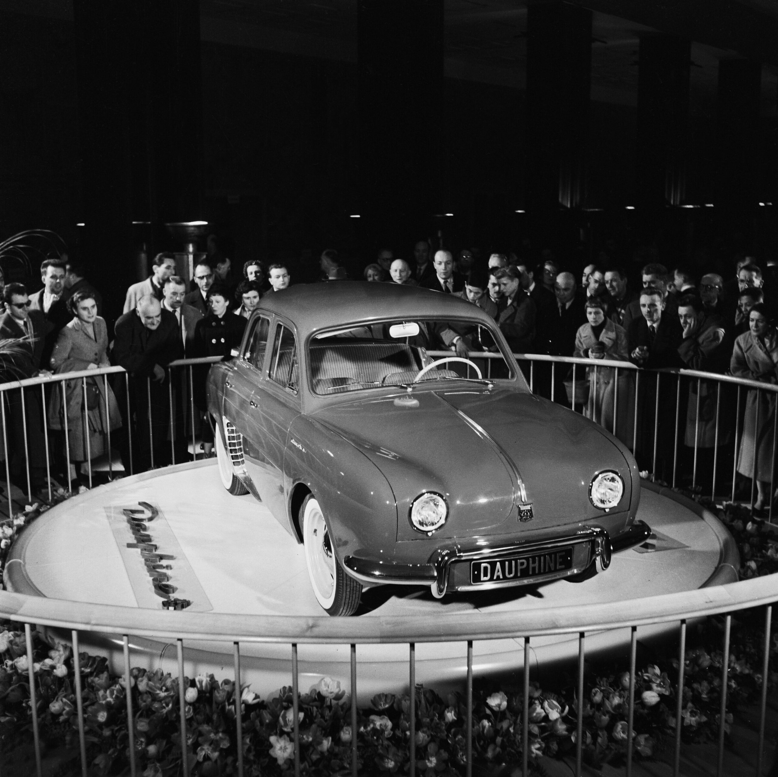 Presentación del nuevo Renault «Dauphine» en el Salón del Automóvil de París, Palacio de Chaillot, 7 de marzo de 1956. © Éclair mondial/SIPA