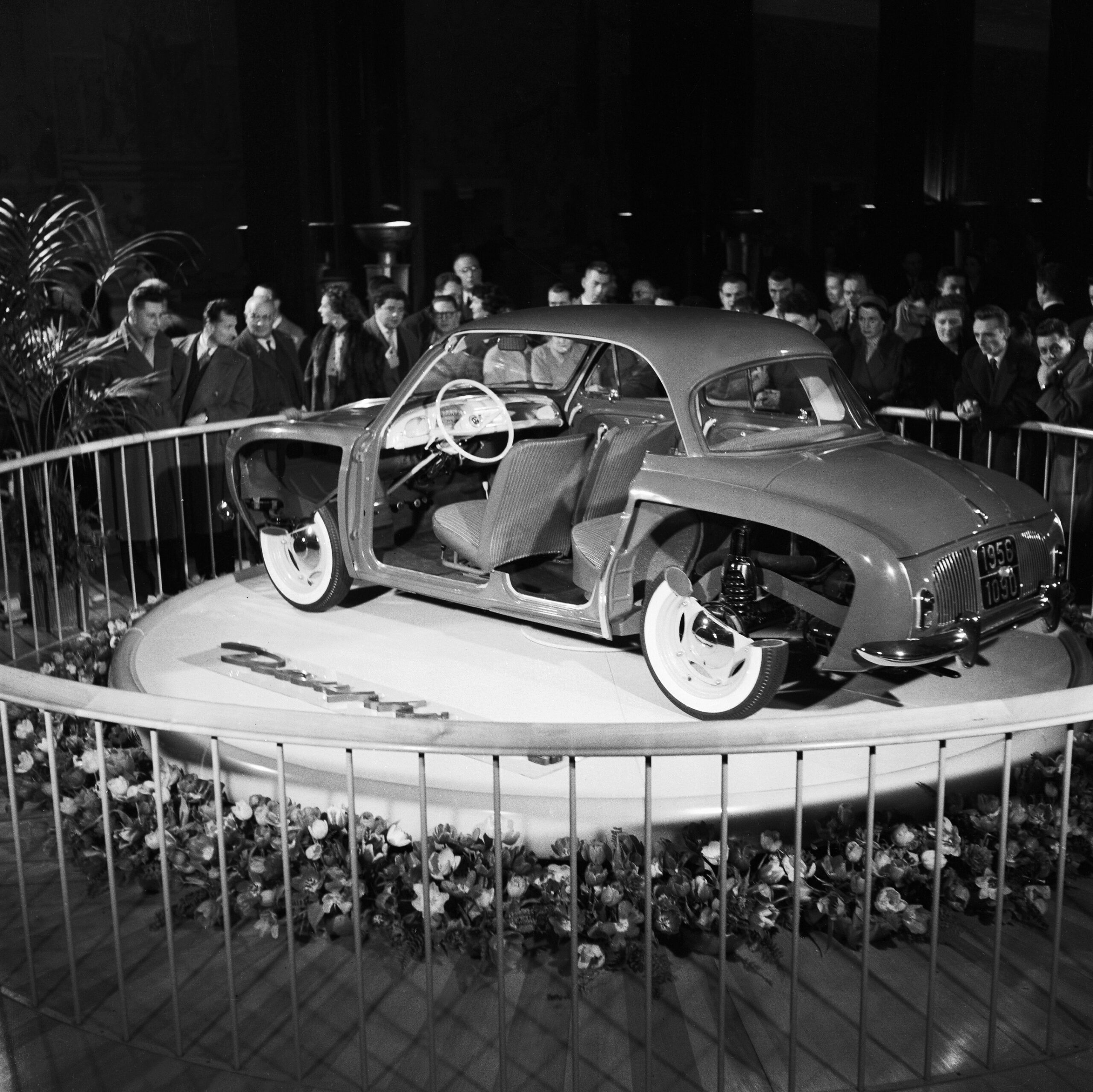 Presentación del nuevo Renault «Dauphine» en el Salón del Automóvil de París, Palacio de Chaillot, 7 de marzo de 1956. © Éclair mondial/SIPA