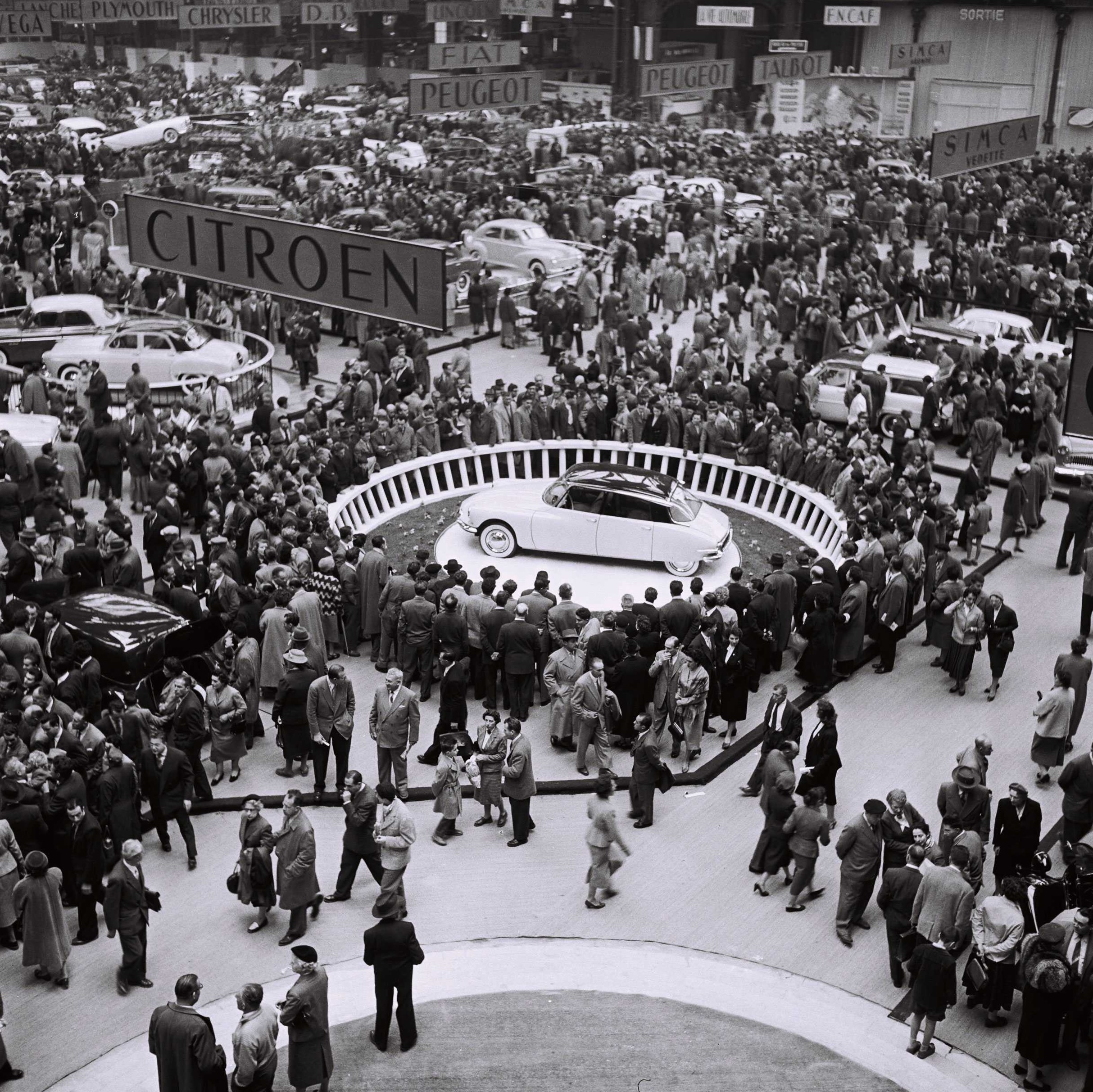 El Citroën DS 19 expuesto en el Salón del Automóvil de París de 1955. © UNIVERSAL PHOTO/SIPA