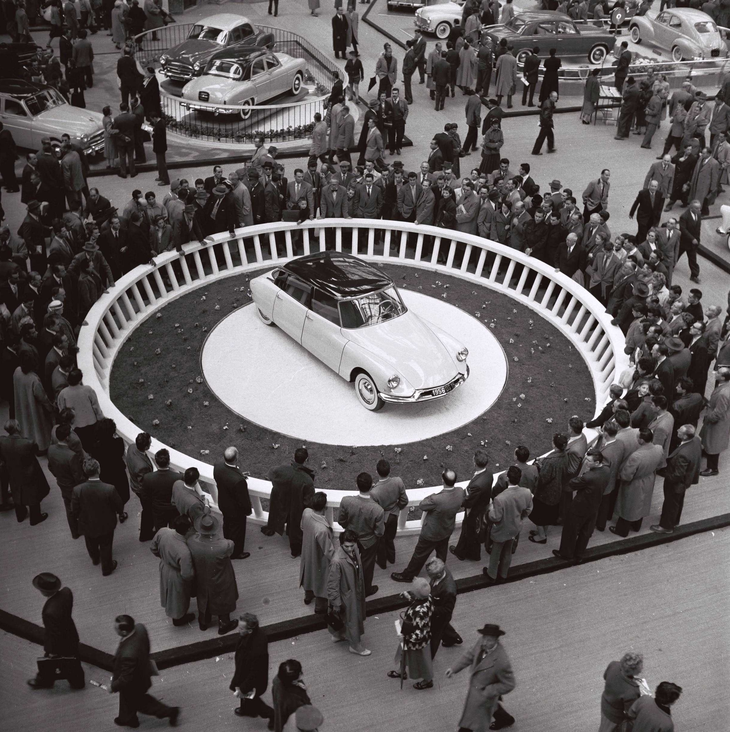 El Citroën DS 19 expuesto en el Salón del Automóvil de París de 1955. © UNIVERSAL PHOTO/SIPA