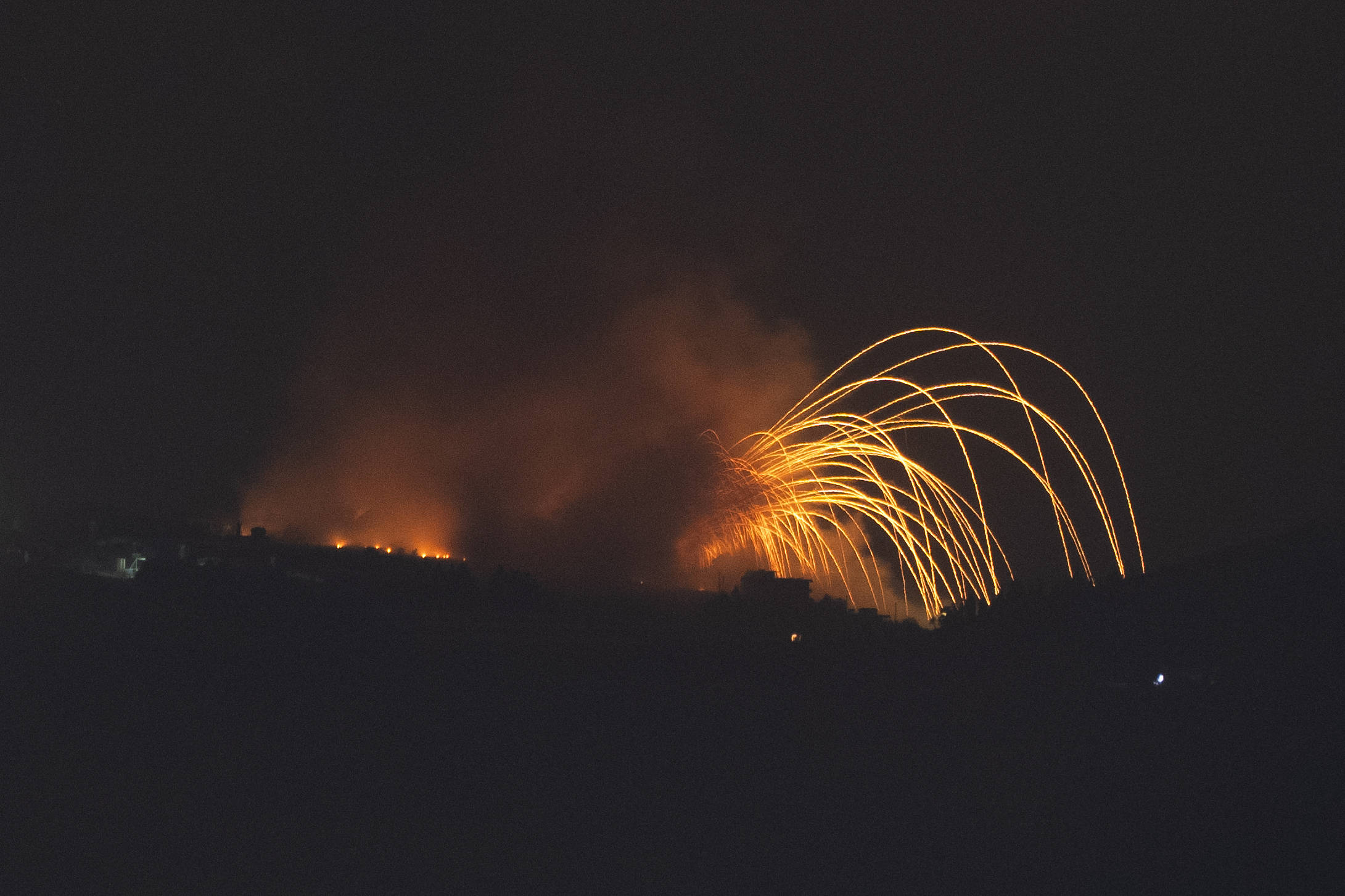 Fuego israelí sobre una zona del sur de Líbano, vista desde el norte de Israel, lunes 30 de septiembre de 2024. © AP Foto/Leo Correa