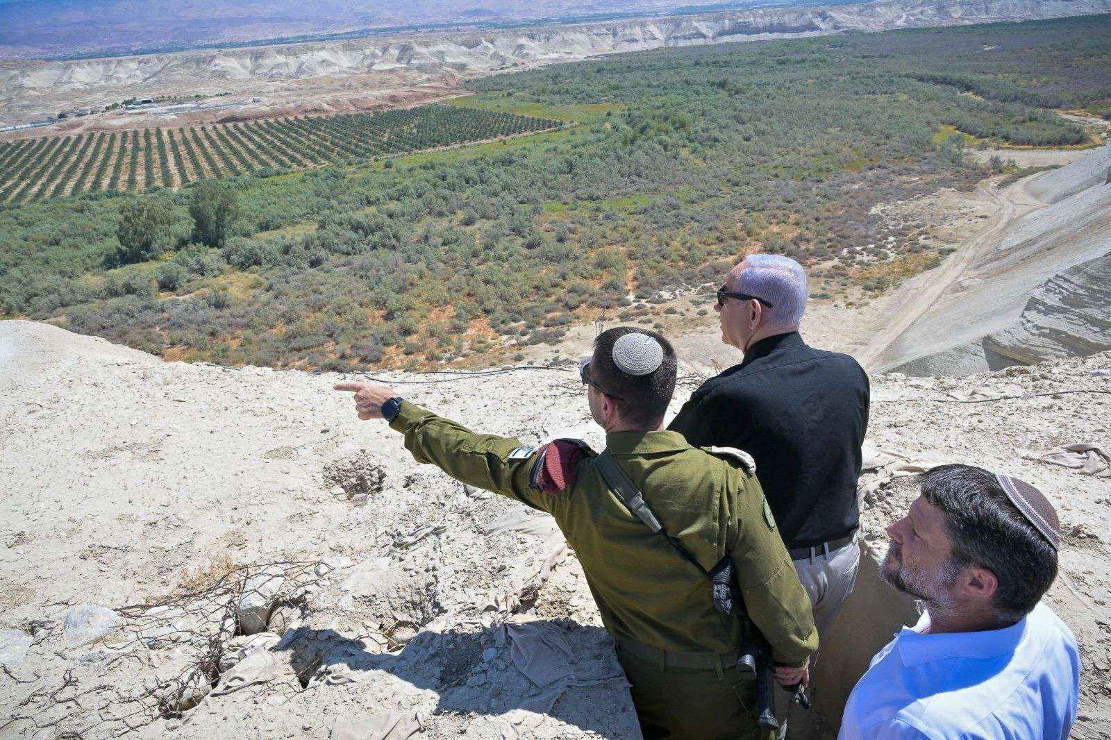 El primer ministro israelí, Benjamín Netanyahu, y el ministro de Finanzas, Bezalel Smich, visitan el valle del Jordán tras la actividad militar en la región y un atentado terrorista en el paso fronterizo jordano del puente Allenby © Kobi Gideon/Israel Gpo/ZUMA Press Wire/Shutterstock