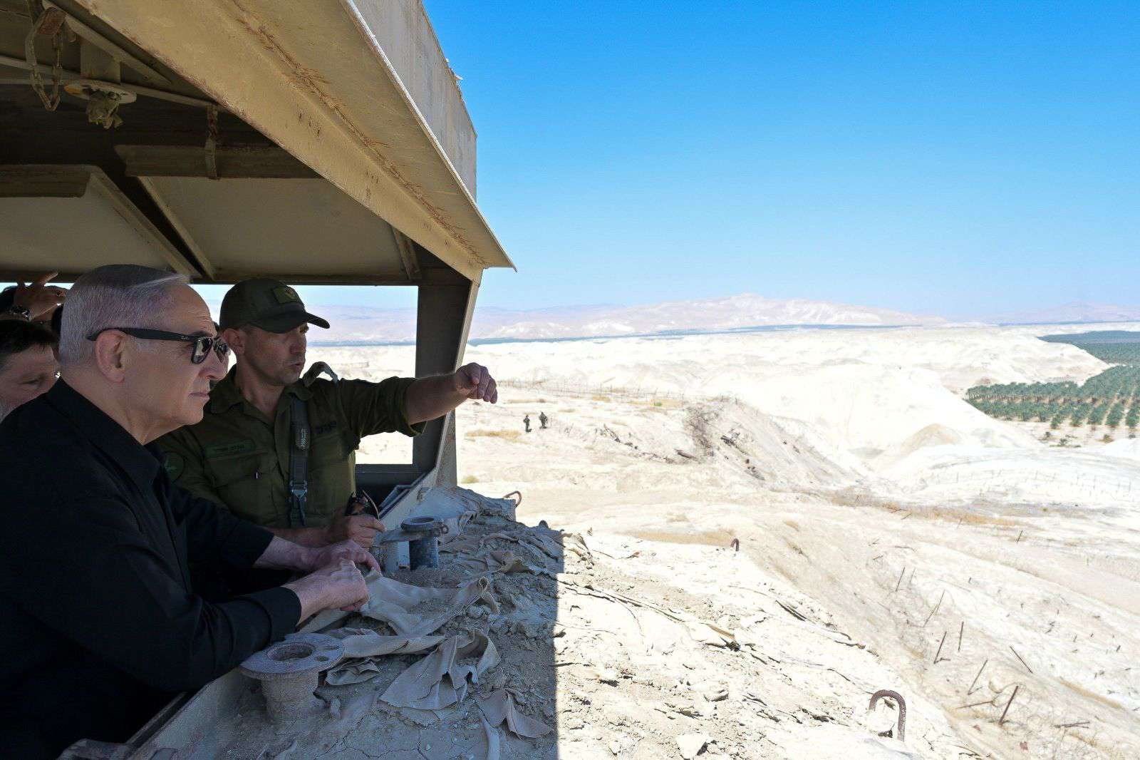 El primer ministro israelí, Benjamín Netanyahu, y el ministro de Finanzas, Bezalel Smich, visitan el valle del Jordán tras la actividad militar en la región y un atentado terrorista en el paso fronterizo jordano del puente Allenby © Kobi Gideon/Israel Gpo/ZUMA Press Wire/Shutterstock