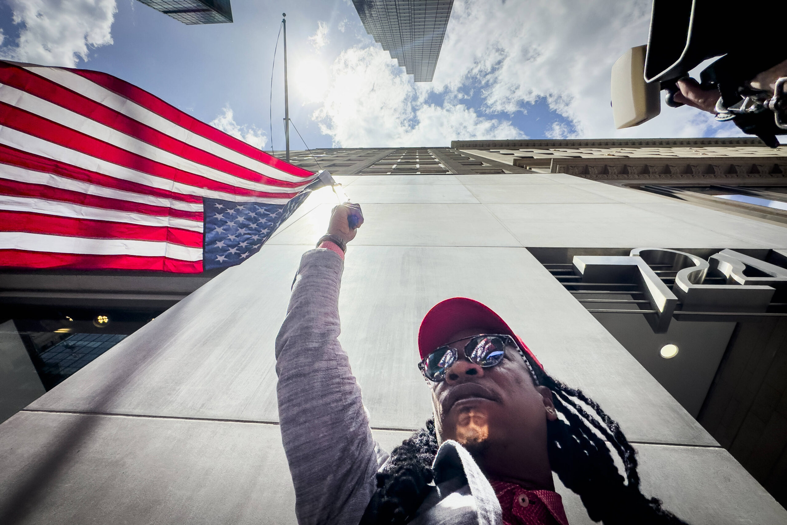 Un partidario de Donald Trump sostiene una bandera estadounidense invertida durante una protesta frente a la Torre Trump, el viernes 31 de mayo de 2024, en Nueva York © AP Foto/John Minchillo