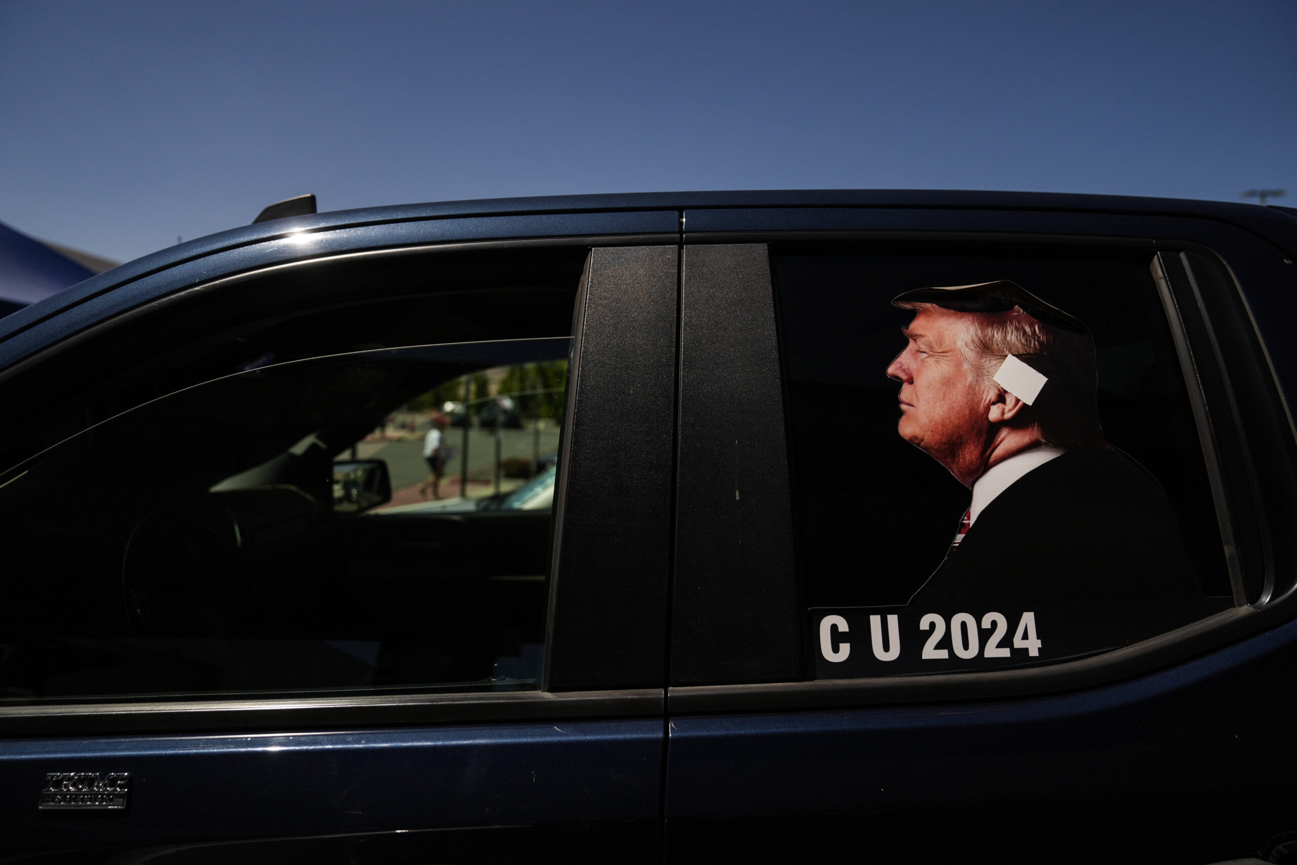 Una foto del candidato presidencial republicano Donald Trump con un vendaje en la oreja se muestra en la ventana de una furgoneta antes de un acto de campaña con el candidato republicano a la vicepresidencia Sen. JD Vance, R-Ohio, en Reno, Nev. el martes 30 de julio de 2024. © AP Foto/Jae C. Hong