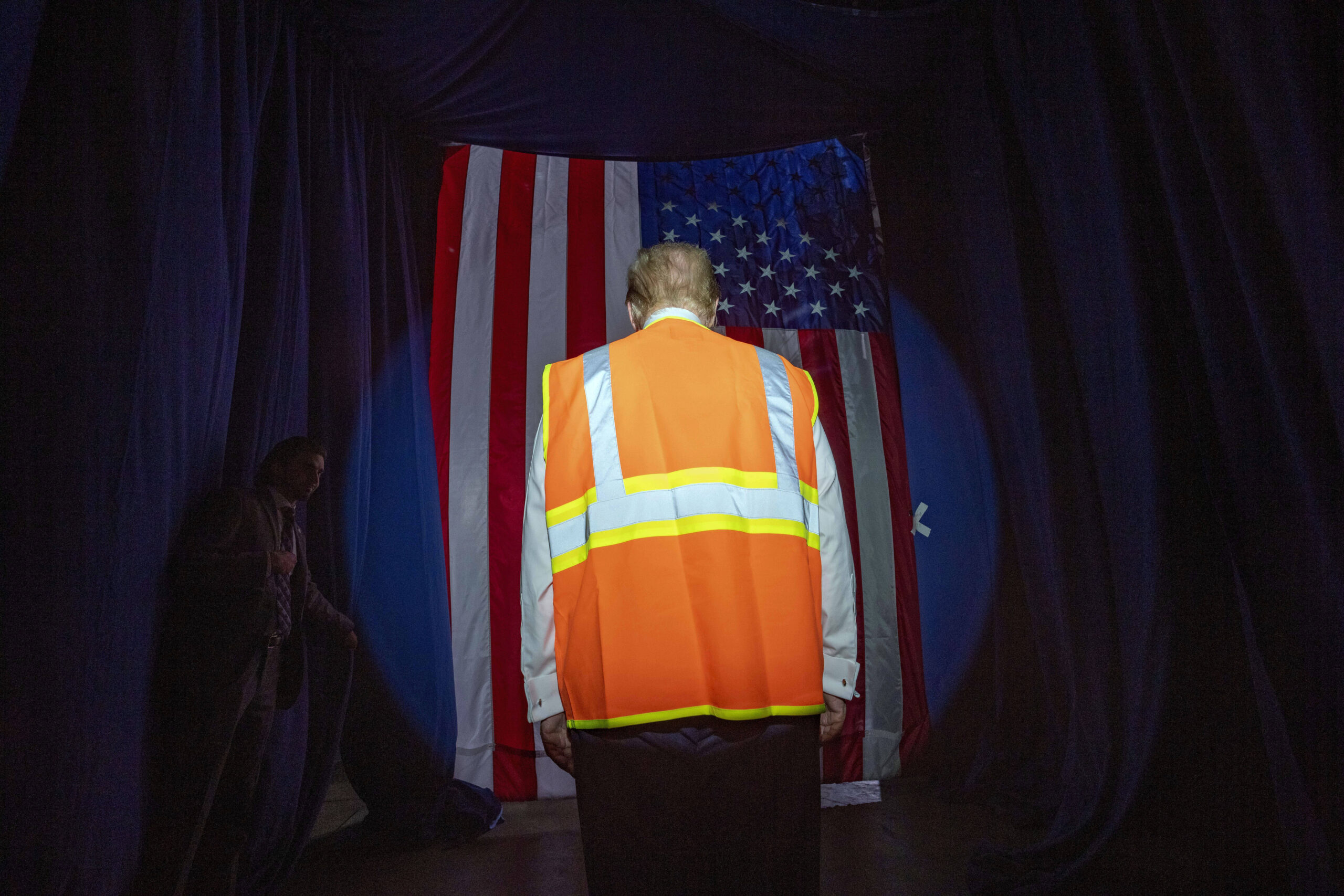 Tras los comentarios de «basura» de Biden, Donald Trump llega con una chaqueta de basura durante un mitin de campaña en el Resch Center, el miércoles 30 de octubre de 2024, en Green Bay, Wisconsin © AP Foto/Alex Brandon