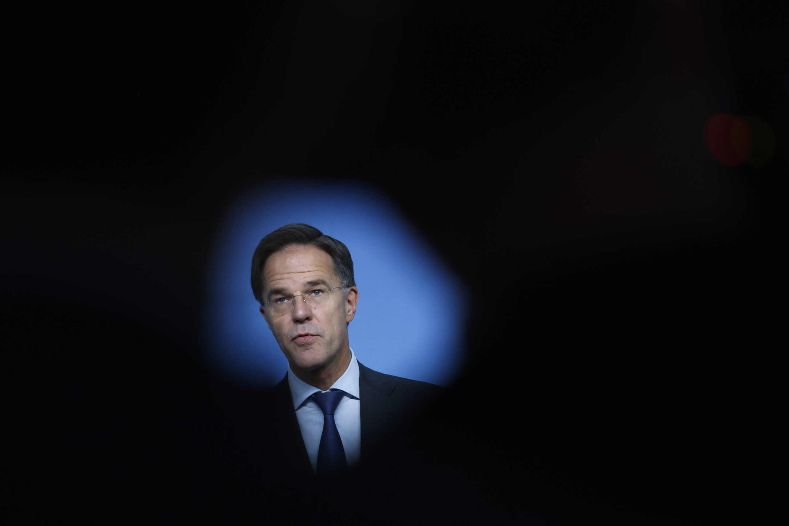 «El Secretario General de la OTAN, Mark Rutte, ya ha indicado que, en un contexto geopolítico complejo, la cifra del 2% es un suelo, no un techo. La reunión de La Haya podría abrir un debate formal sobre el aumento de este objetivo hasta al menos el 3% del PIB.» © AP Foto/Omar Havana