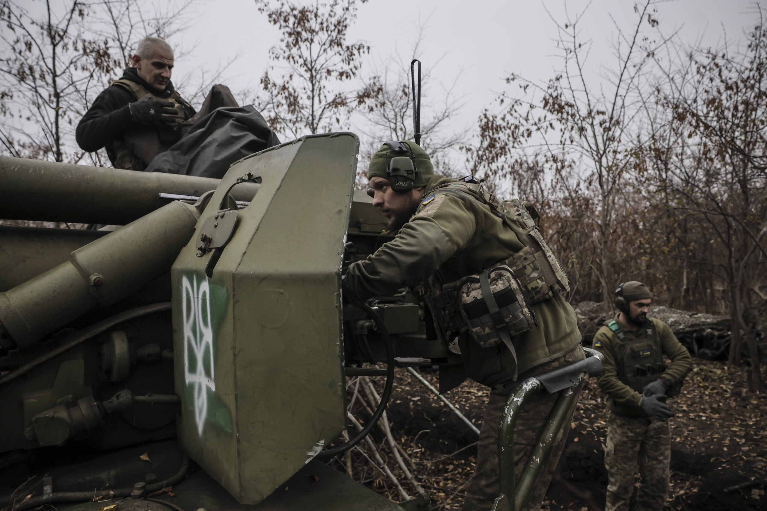 Soldados de la 24ª Brigada Mecanizada disparan el obús autopropulsado 2s5 de 152 mm contra posiciones rusas cerca de Chasiv Yar, región de Donetsk, Ucrania, lunes 18 de noviembre de 2024. © Ukraine’s 65th Mechanised Brigade/AP/SIPA